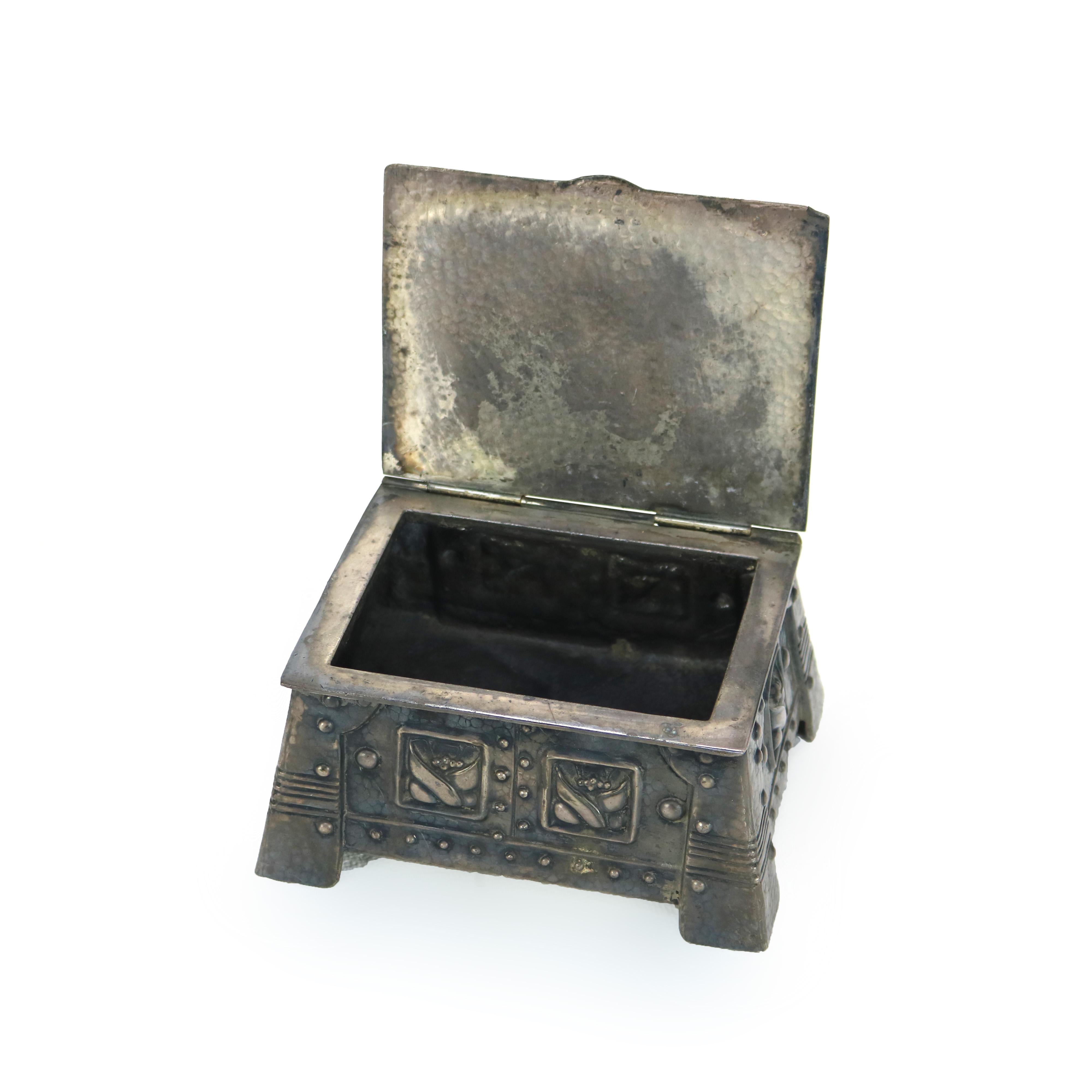 Arts & Crafts Roycroft School Caja de latón martillado y estaño plateado C1920 en Bueno estado para la venta en Big Flats, NY