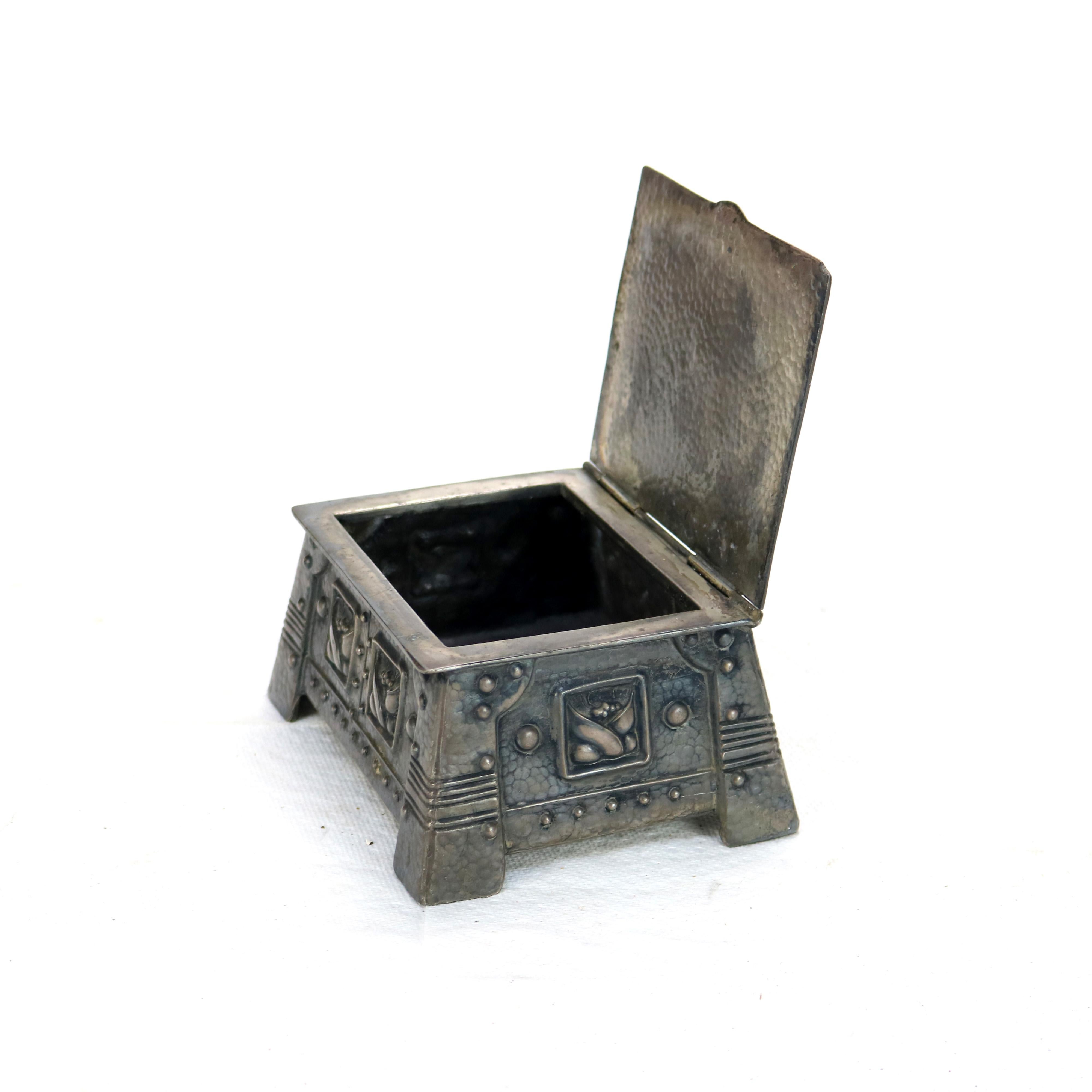 Arts & Crafts Roycroft School Caja de latón martillado y estaño plateado C1920 siglo XX en venta
