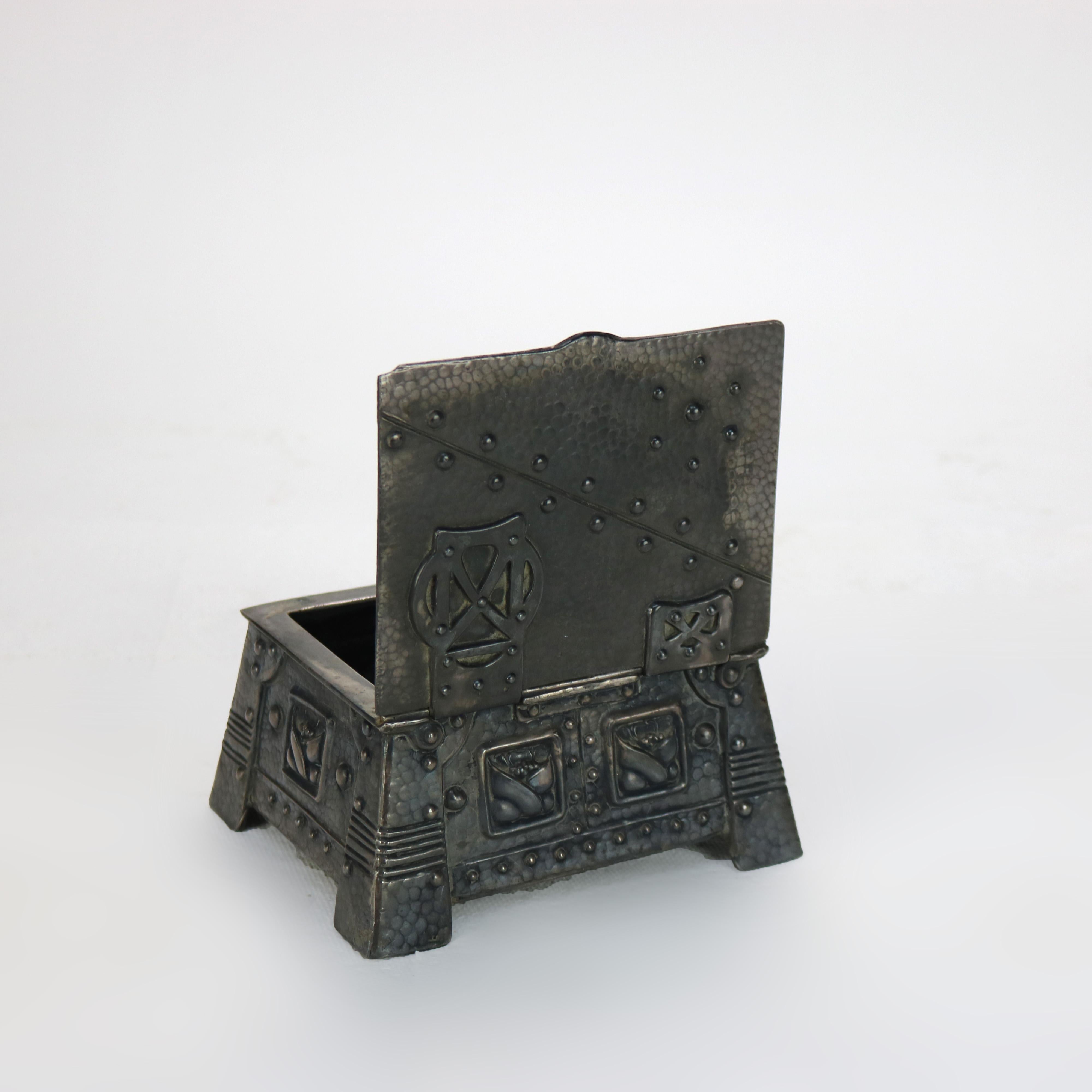 Arts & Crafts Roycroft School Caja de latón martillado y estaño plateado C1920 Latón en venta