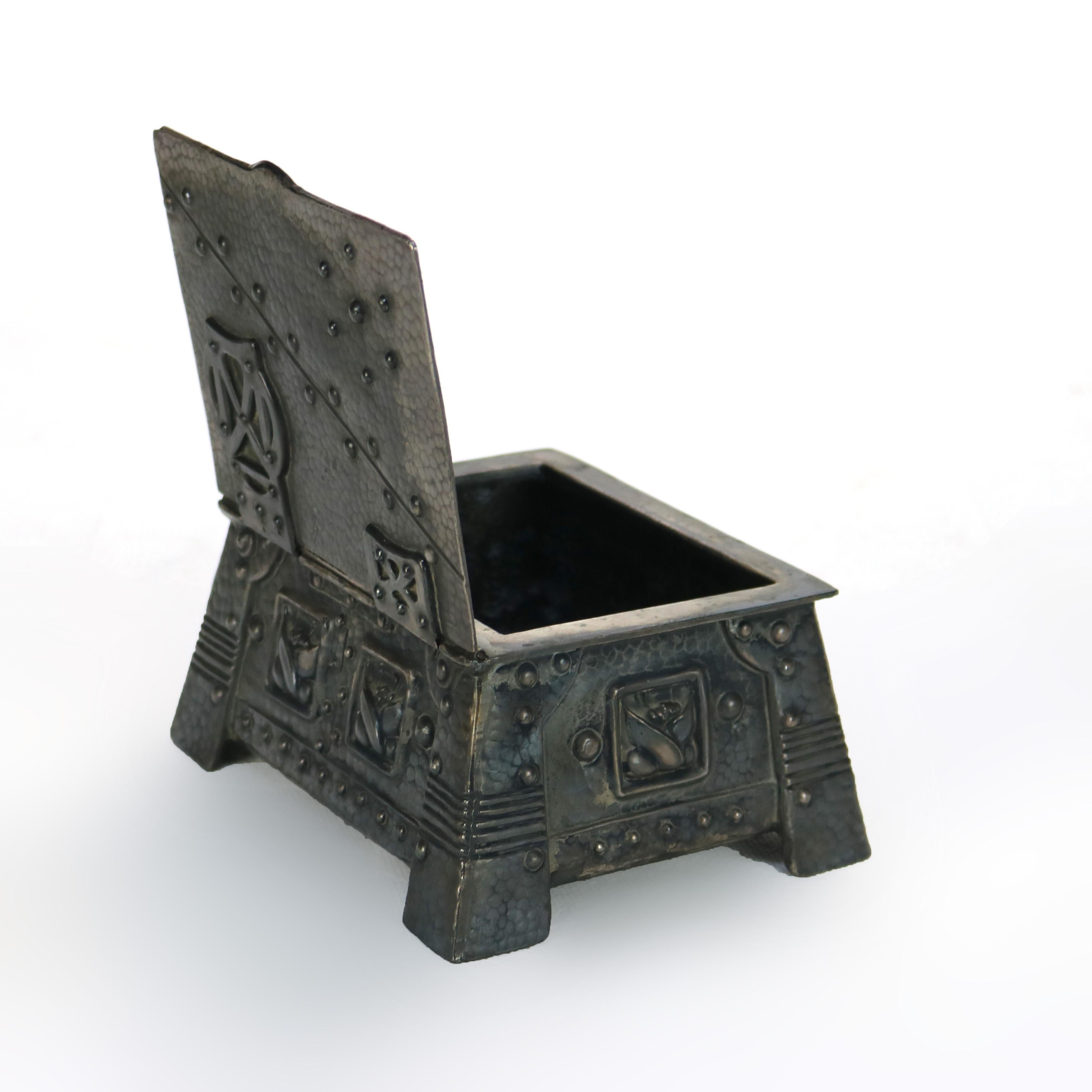 Arts & Crafts Roycroft School Caja de latón martillado y estaño plateado C1920 en venta 1