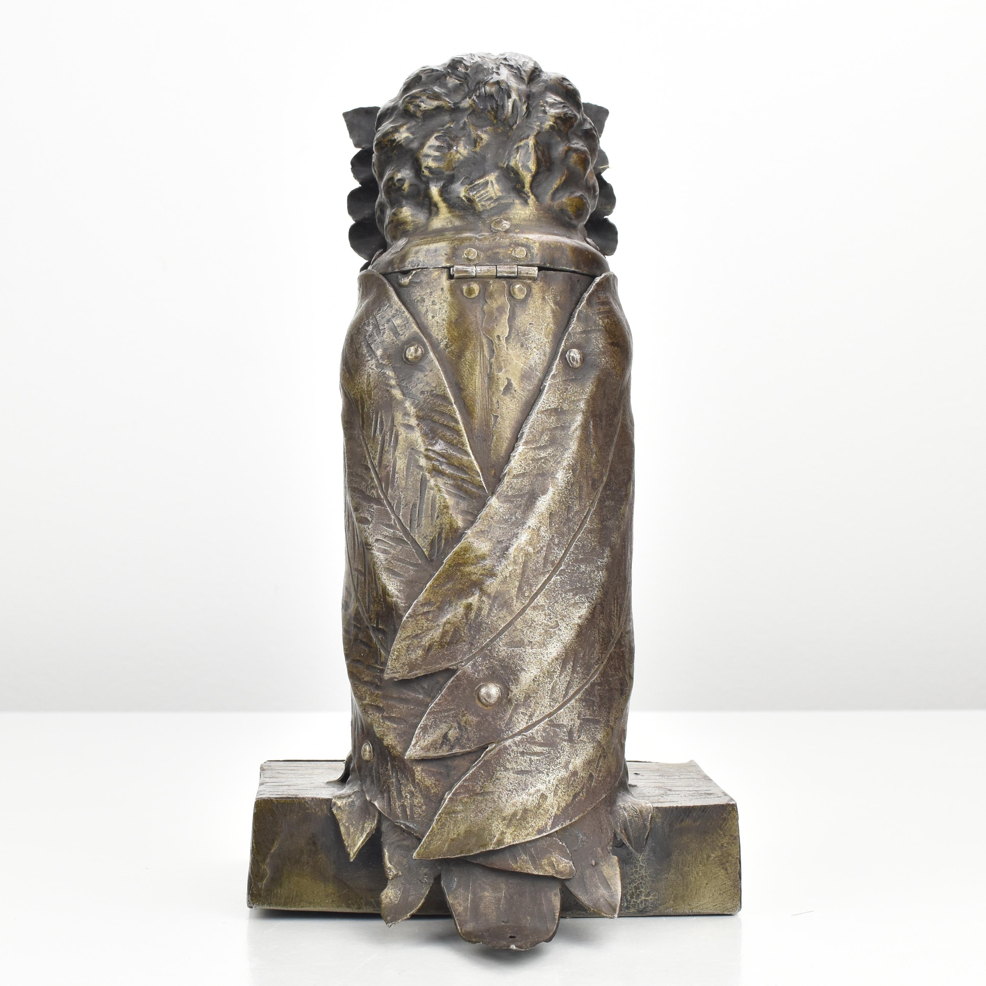 Skulpturales Arts and Crafts-Tintenfass aus geschmiedetem Eisen mit Eule von Goberg Hugo Berger, antik  (Frühes 20. Jahrhundert) im Angebot
