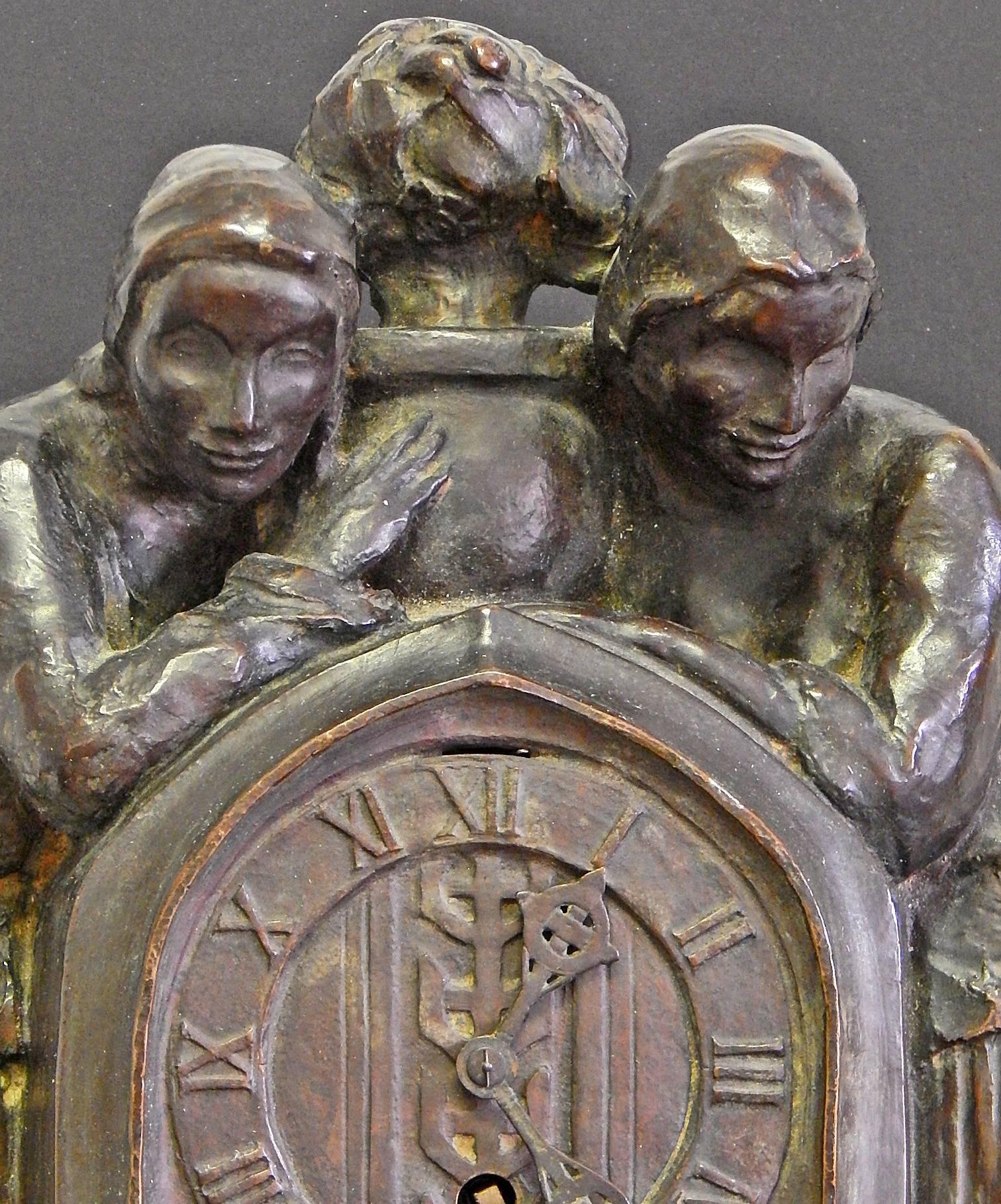 Dieser äußerst seltene, wenn nicht gar einzigartige Zeitmesser ist möglicherweise die einzige Skulptur mit Uhr, die jemals von den Roman Bronze Works, Amerikas führender Bronzegießerei des frühen 20. Die Skulptur zeigt zwei weibliche Figuren in