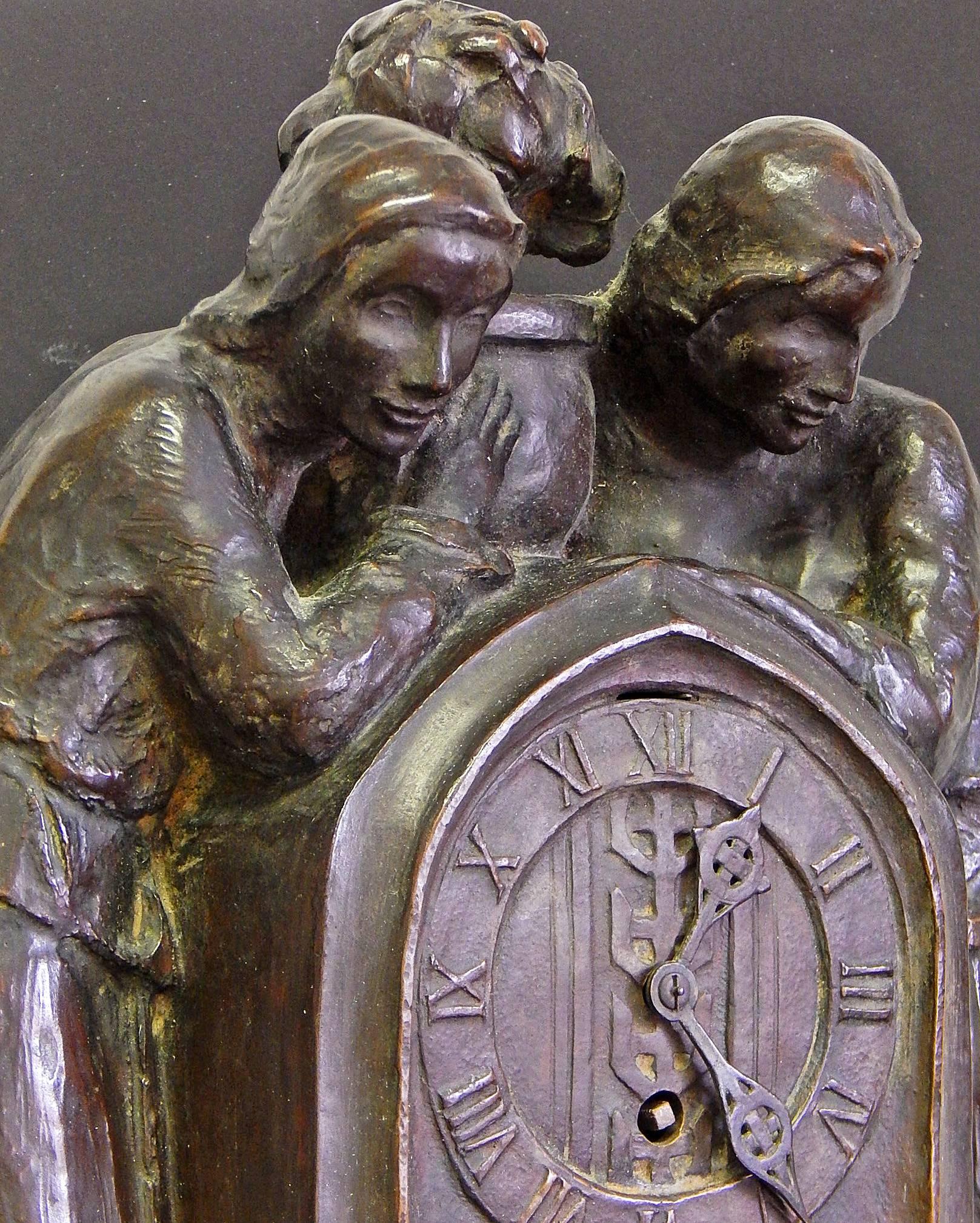 Arts and Crafts/Secessionist-Uhr mit weiblichen Figuren von Roman Bronze Works (amerikanisch) im Angebot