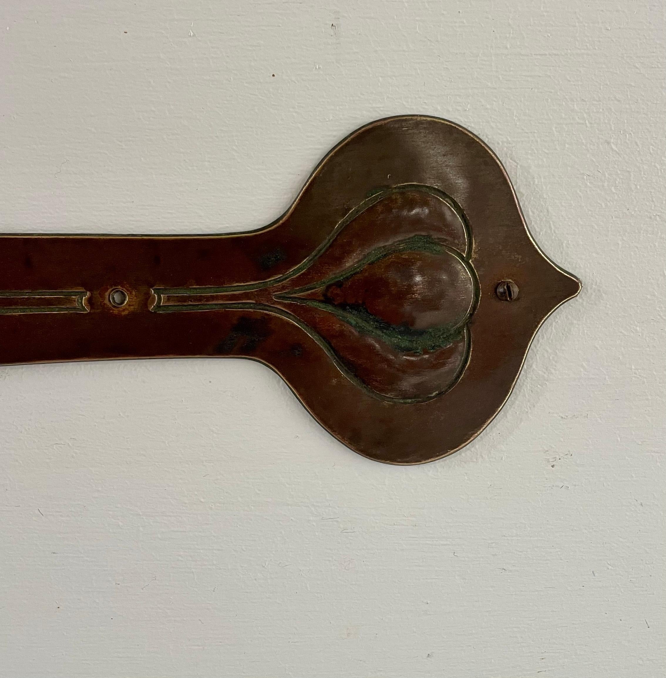 Arts & Crafts Set of 4 Patinated Brass Strap Hinges In Good Condition For Sale In Petworth, GB