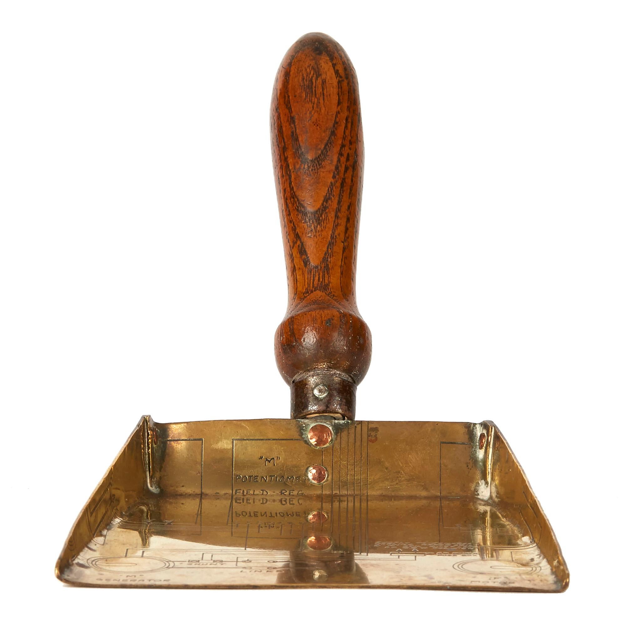 Début du 20ème siècle Antique pelle Arts & Crafts avec diagramme de potentiomètre, vers 1900 en vente