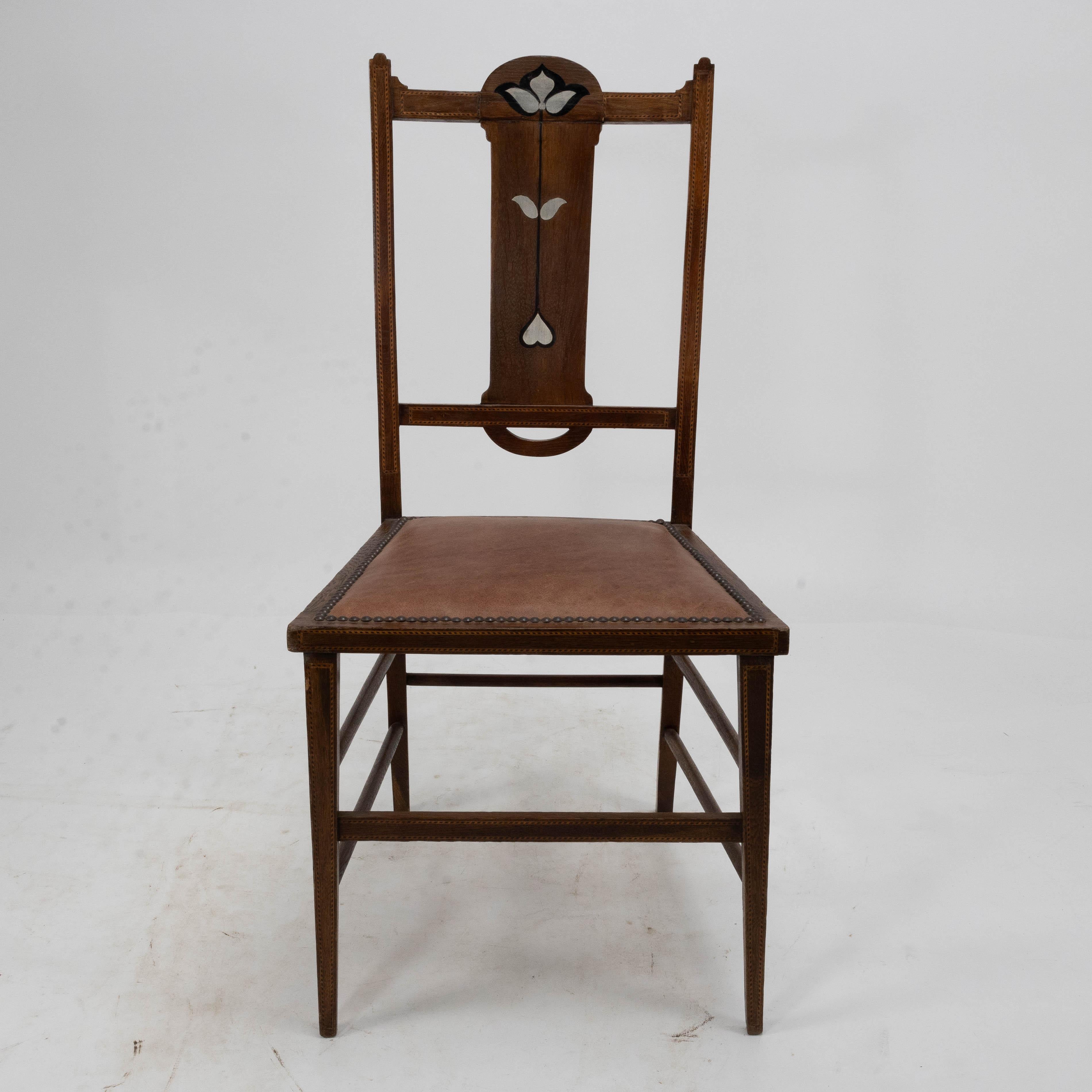 Chaise d'appoint en jonc de style Arts and Crafts avec incrustations florales stylisées en ébène et étain, et d'autres incrustations en chevrons, probablement fabriquées par Waring and Gillow, avec un siège en cuir marron retapissé par des