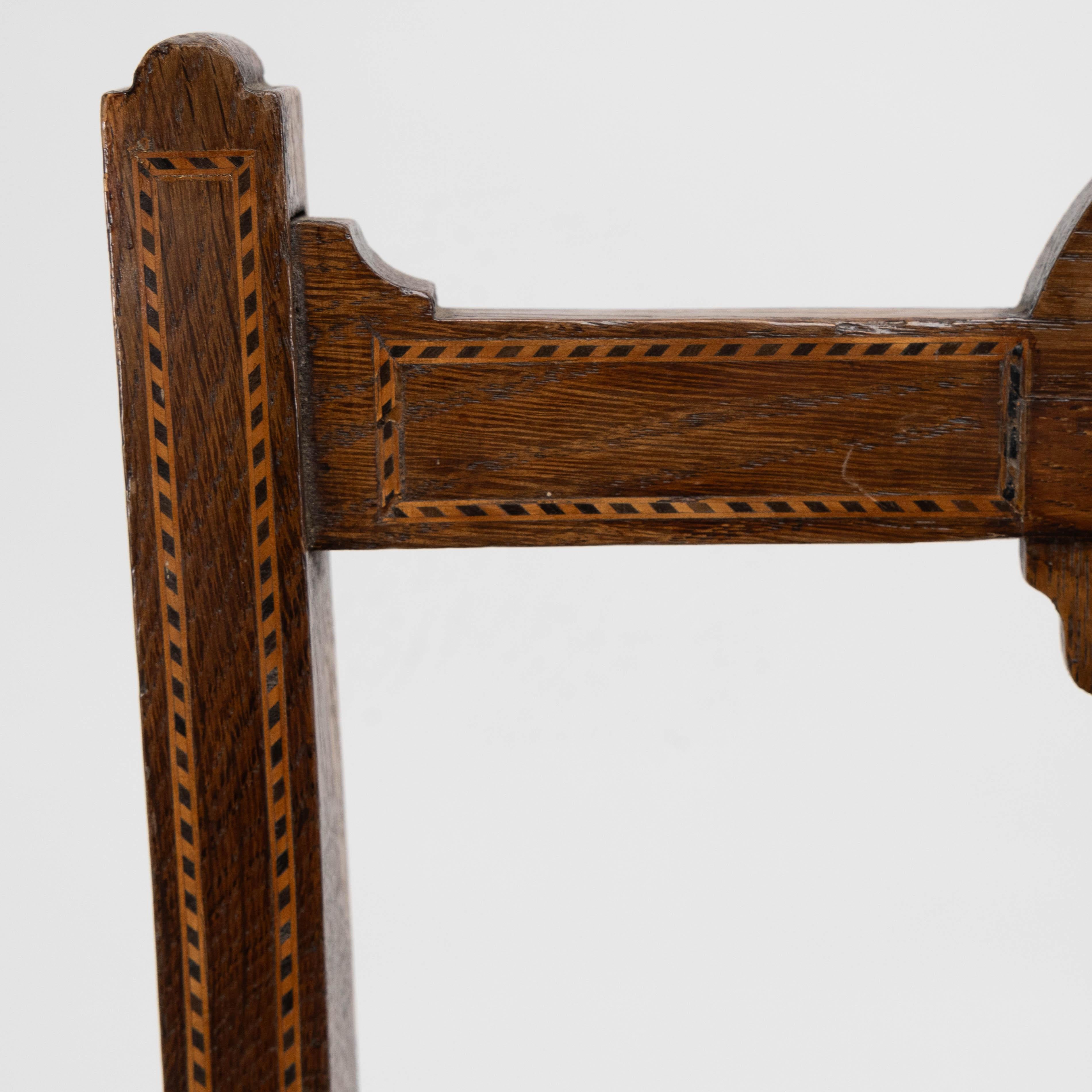 20ième siècle Waring & Gillow probablement. Chaise d'appoint Arts & Crafts avec incrustations d'ébène et d'étain en vente