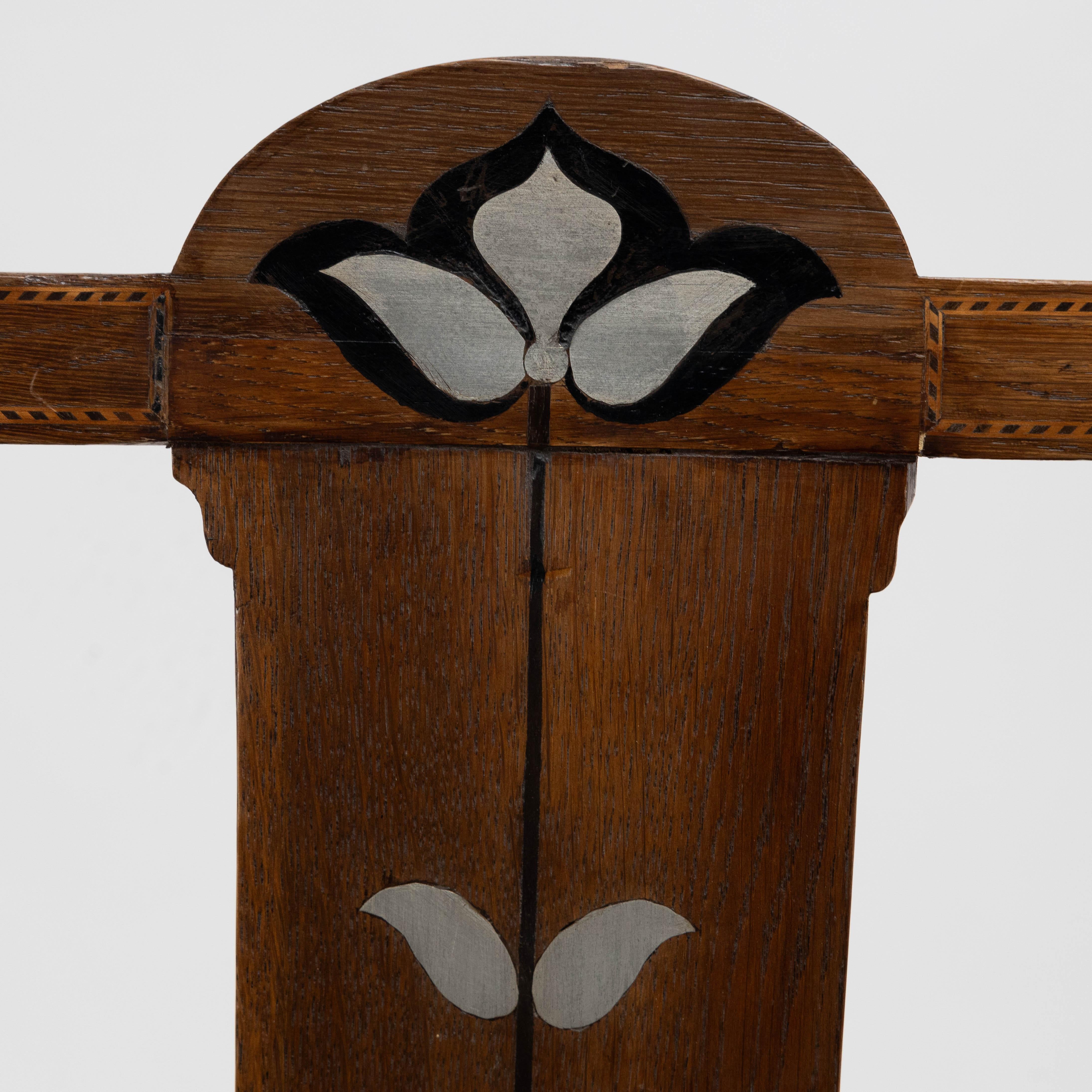 Étain Waring & Gillow probablement. Chaise d'appoint Arts & Crafts avec incrustations d'ébène et d'étain en vente