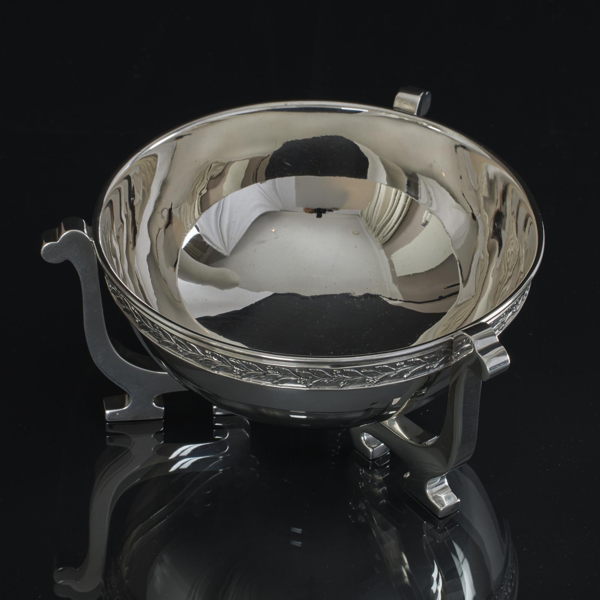 Cuenco de plata Arts & Crafts sobre tres soportes Artes y manualidades en venta