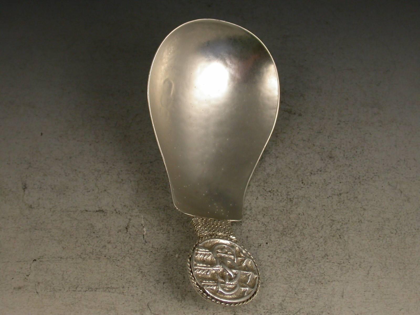 Arts & Crafts Silver Caddy Spoon 'Designed by Edward Spencer' Artificers' Guild In Good Condition For Sale In Sittingbourne, Kent