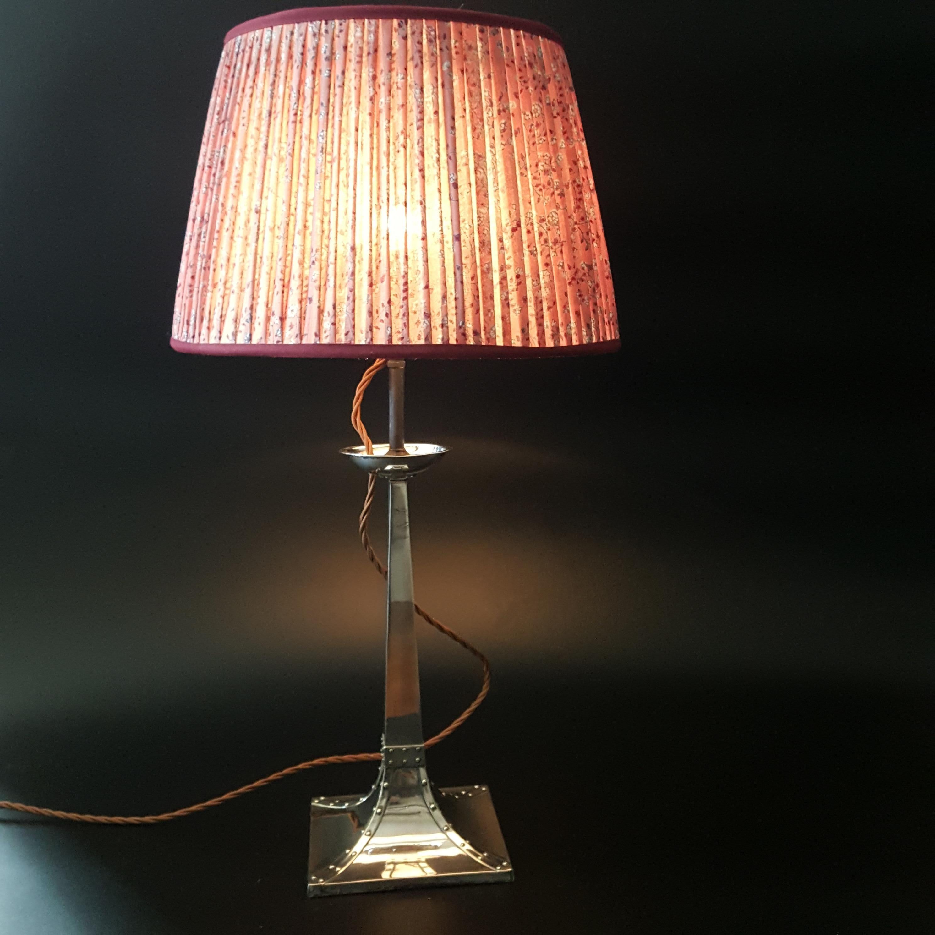 Lampada da tavolo del Movimento Arti e Mestieri placcata in argento con una base dal design rivettato.