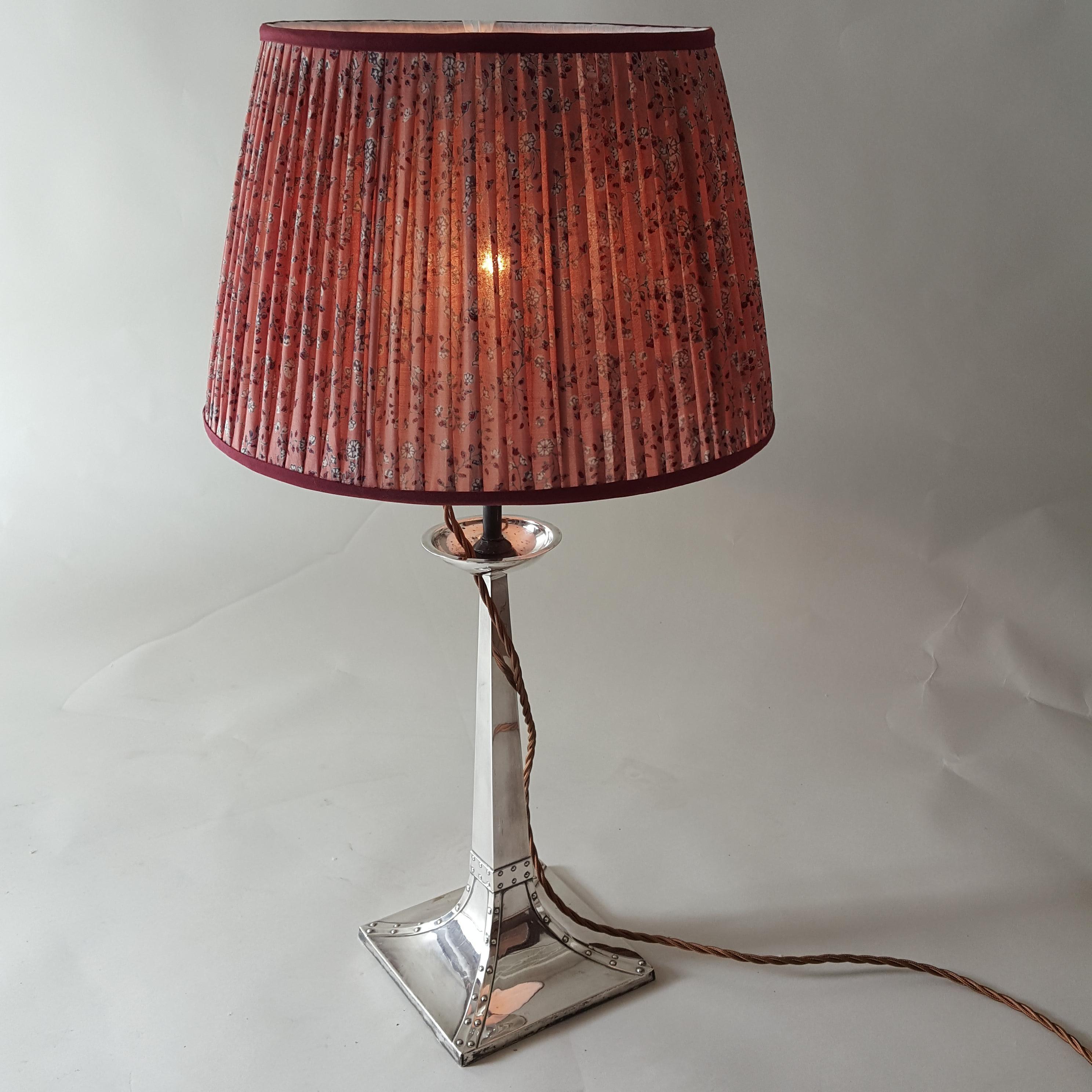 Britannico Lampada Arts & Crafts placcata in argento in vendita
