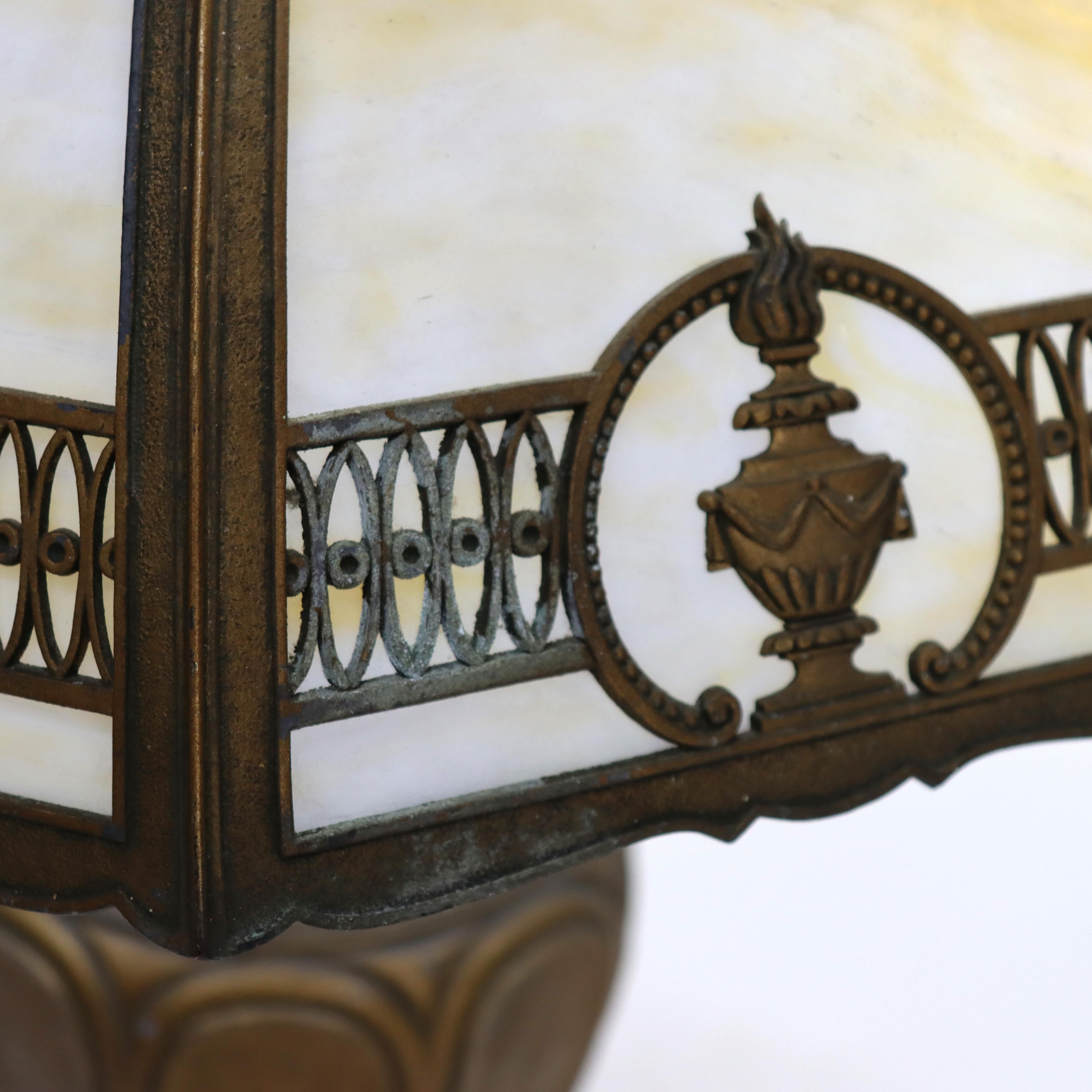 Lampada da tavolo Arts & Crafts in vetro di scoria con piombo del XX secolo.   
Misure: 24,75