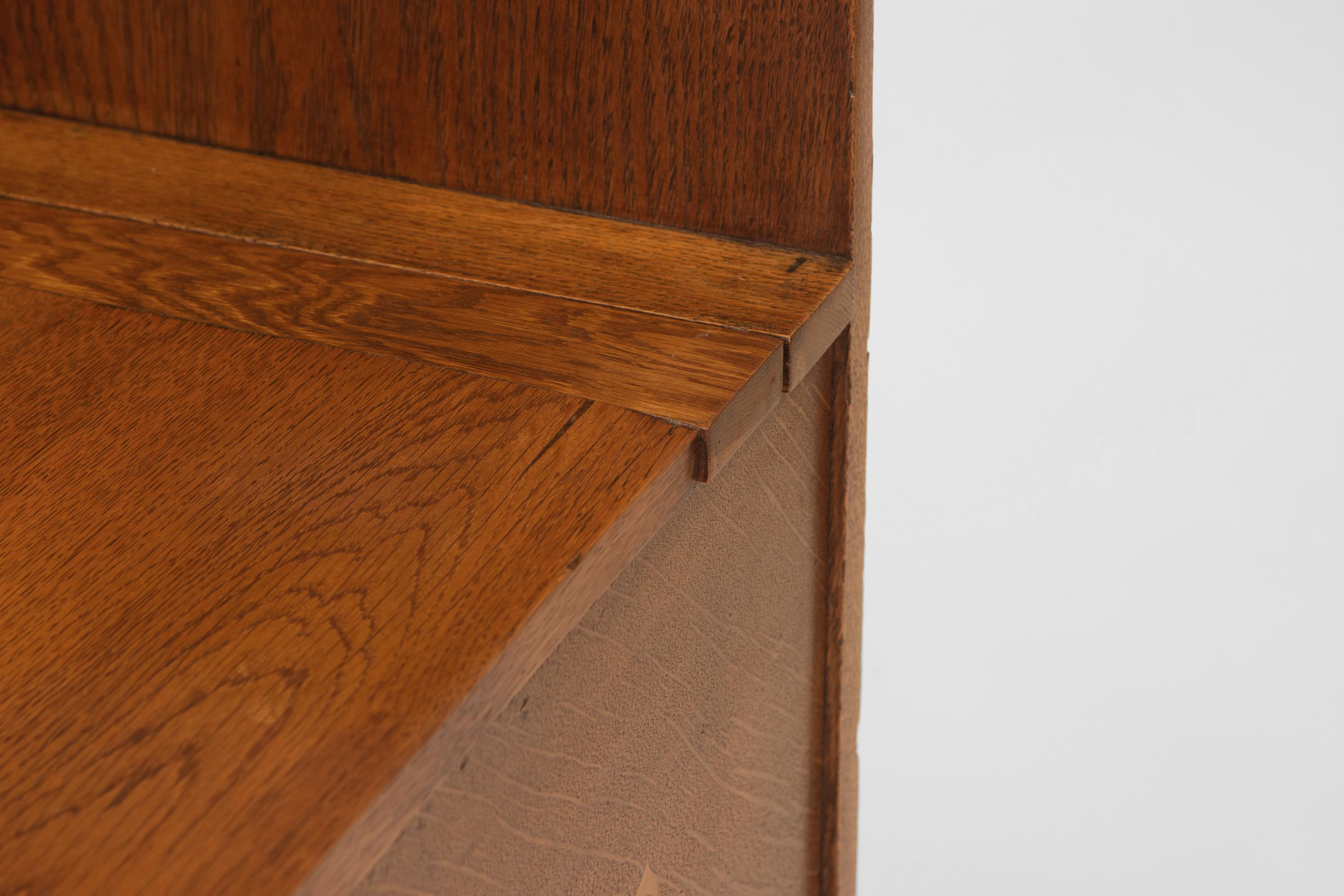 Sedile da sala in Oak di piccole dimensioni intarsiato con figure olandesi in vendita 7