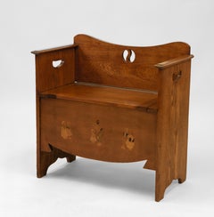 Arts & Crafts Asiento de recibidor pequeño de roble con incrustaciones de figuras holandesas