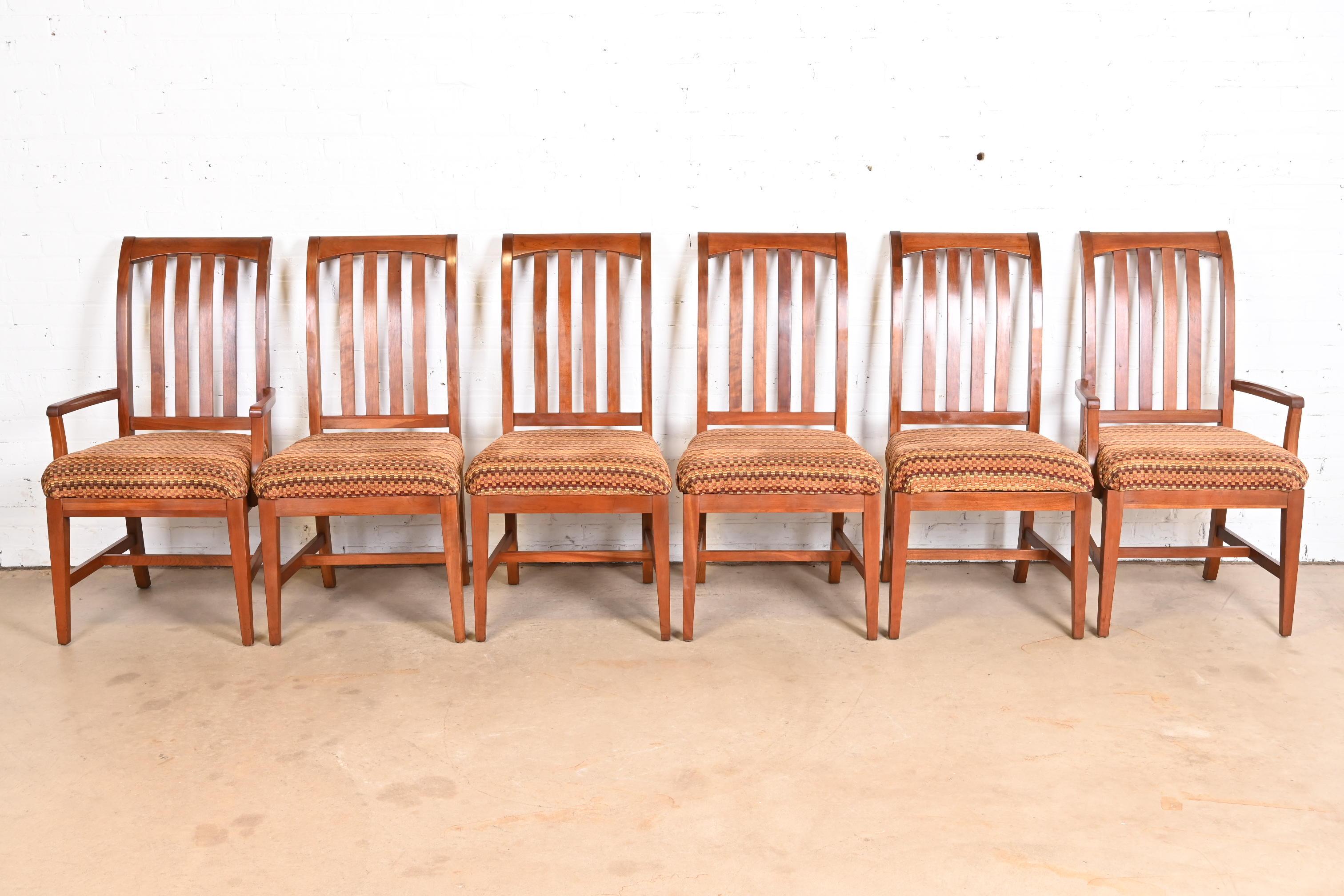 Un magnifique ensemble de six chaises de salle à manger de style Arts & Crafts ou Shakers

États-Unis, fin du 20e siècle

Bois massif de cerisier sculpté, avec sièges rembourrés.

Mesures :
Chaises d'appoint - 21,5 