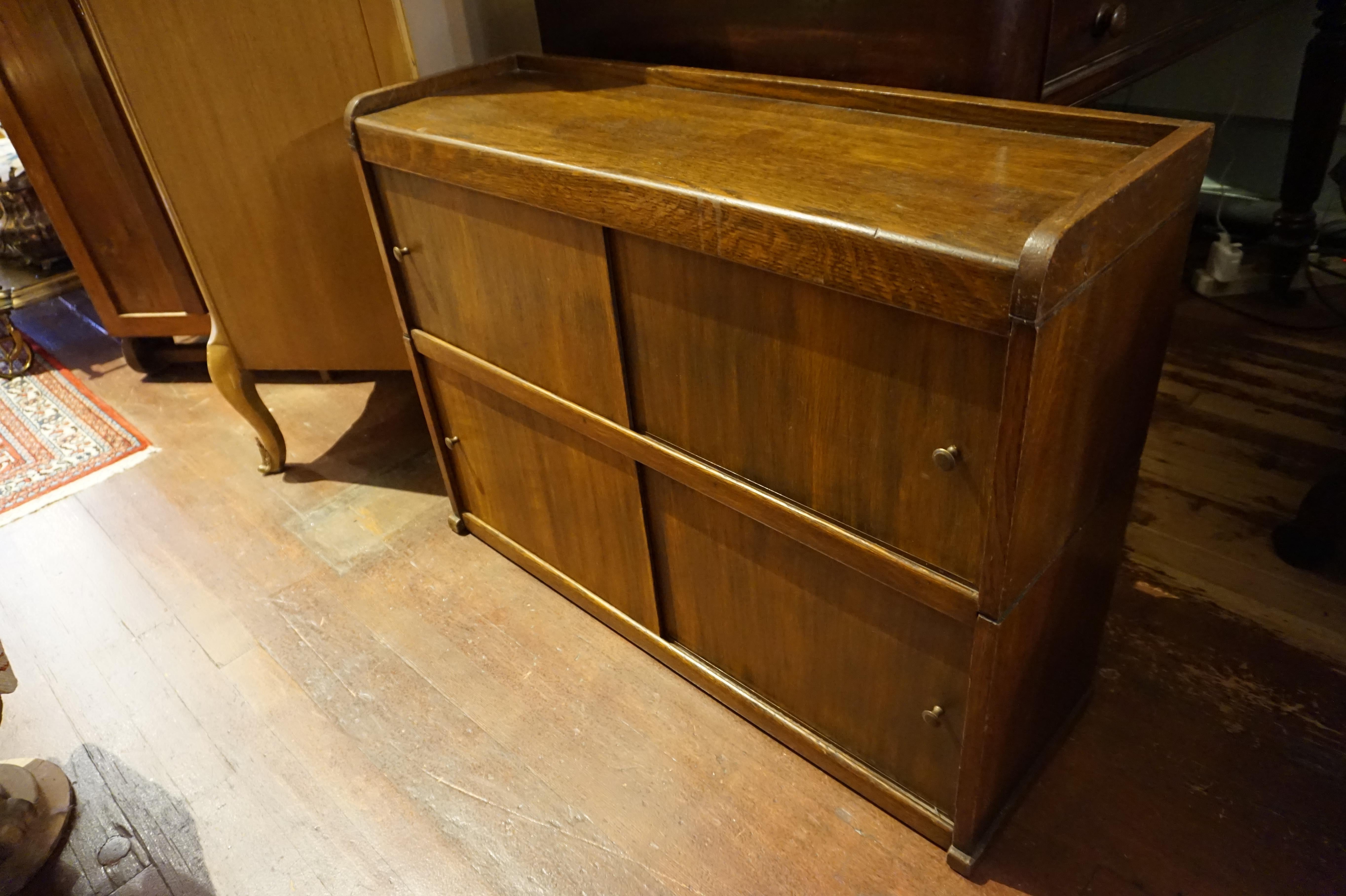 Englischer Barristers-Schreibtischschrank aus Eiche mit Schiebeplatten, 1890-1900. Die Paneele gleiten mühelos. Nützliches, schlichtes Stück mit eleganter Konstruktion.
 
   