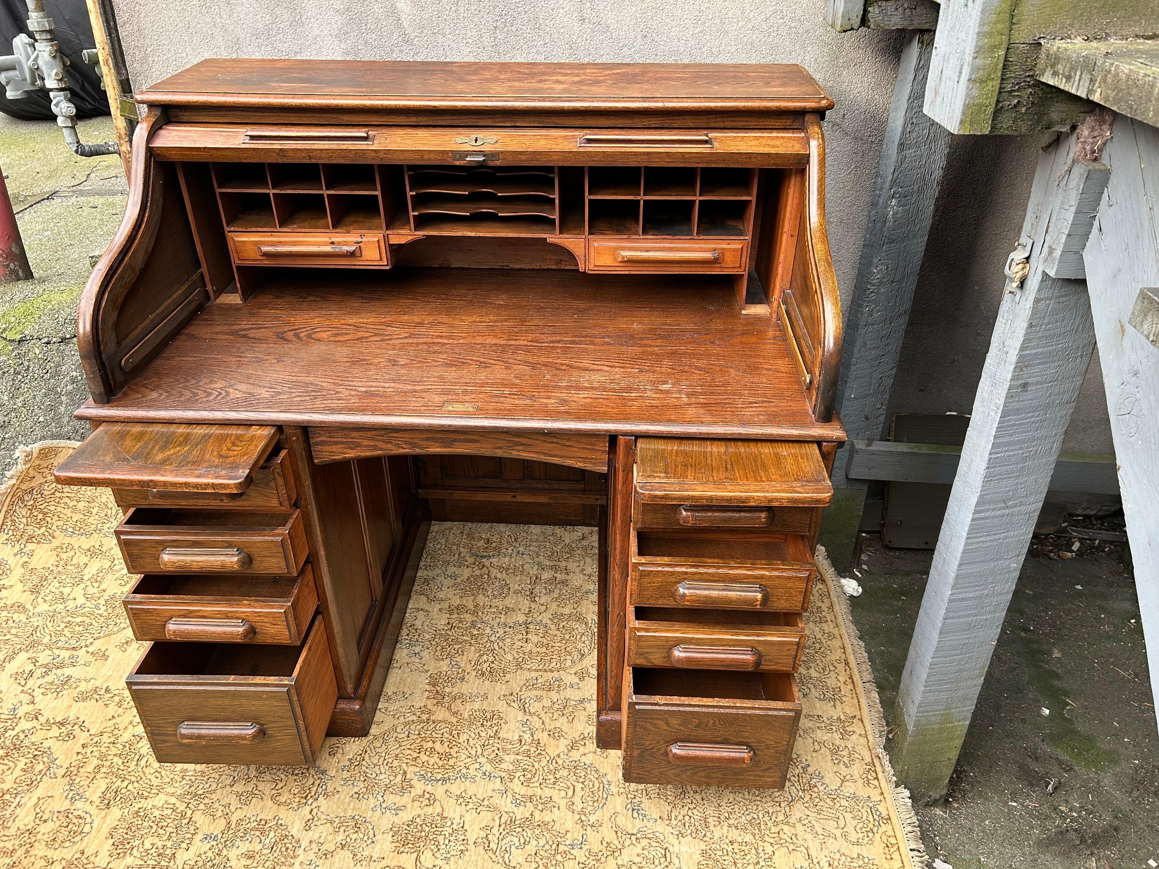 Escritorio Arts & Crafts de roble macizo con tapa rodante en venta 4