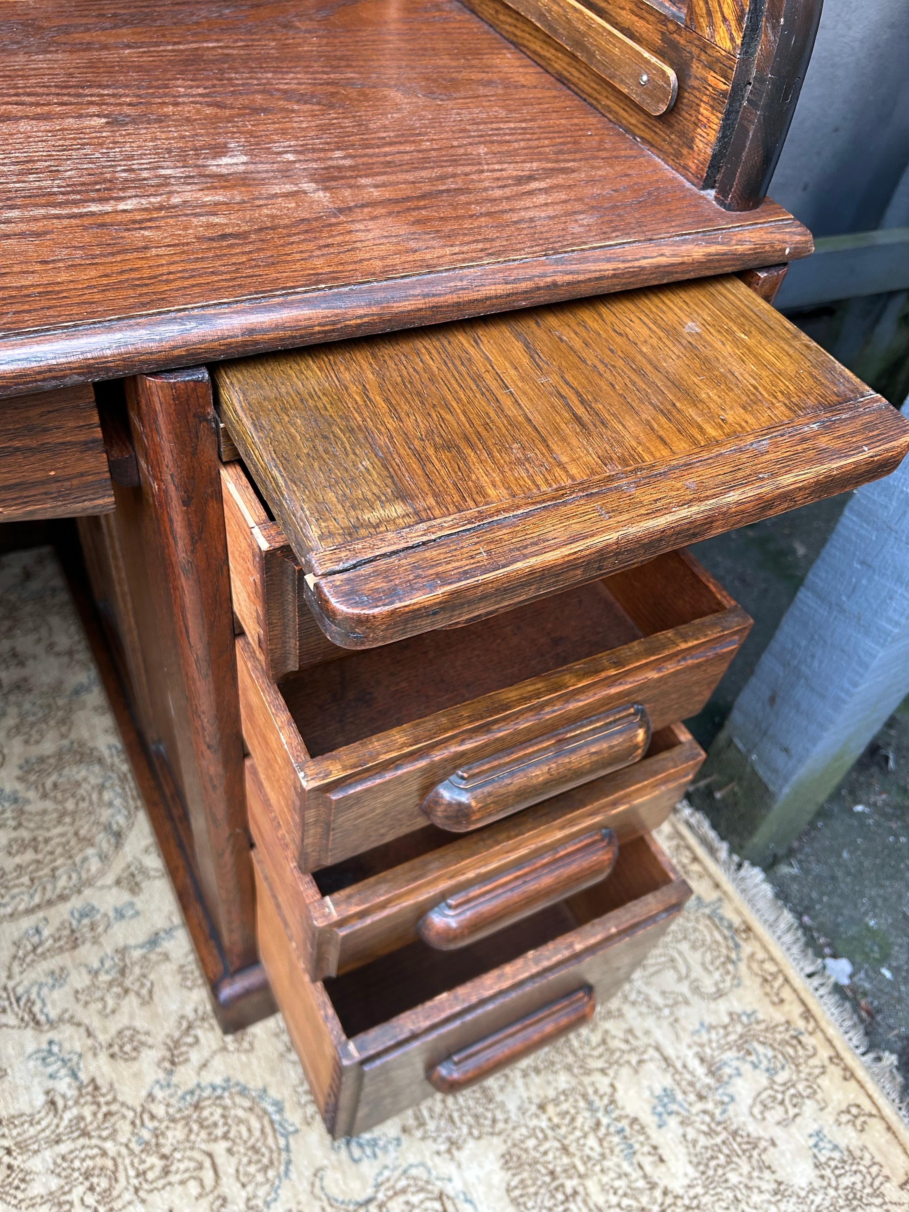 Escritorio Arts & Crafts de roble macizo con tapa rodante en venta 5