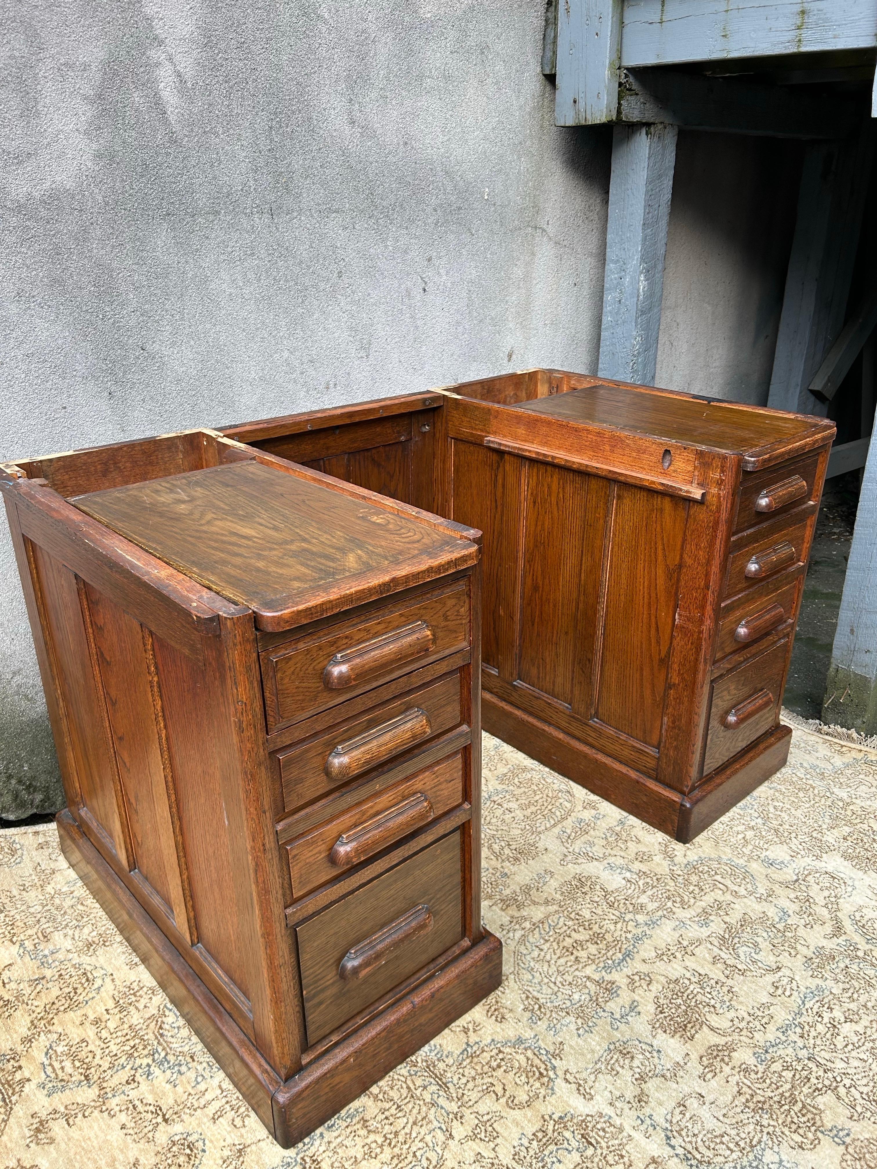 Escritorio Arts & Crafts de roble macizo con tapa rodante en venta 7