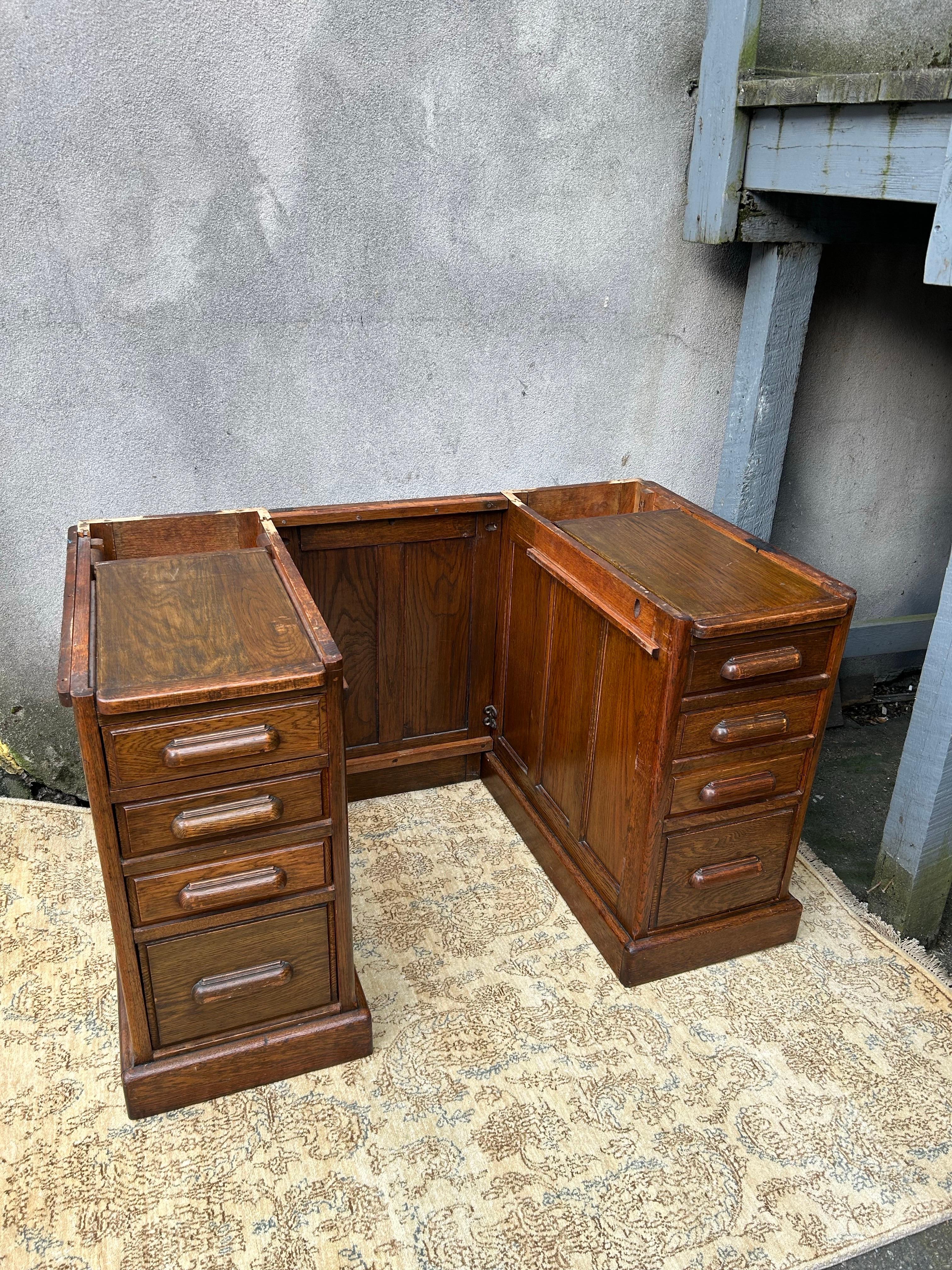 Escritorio Arts & Crafts de roble macizo con tapa rodante en venta 8