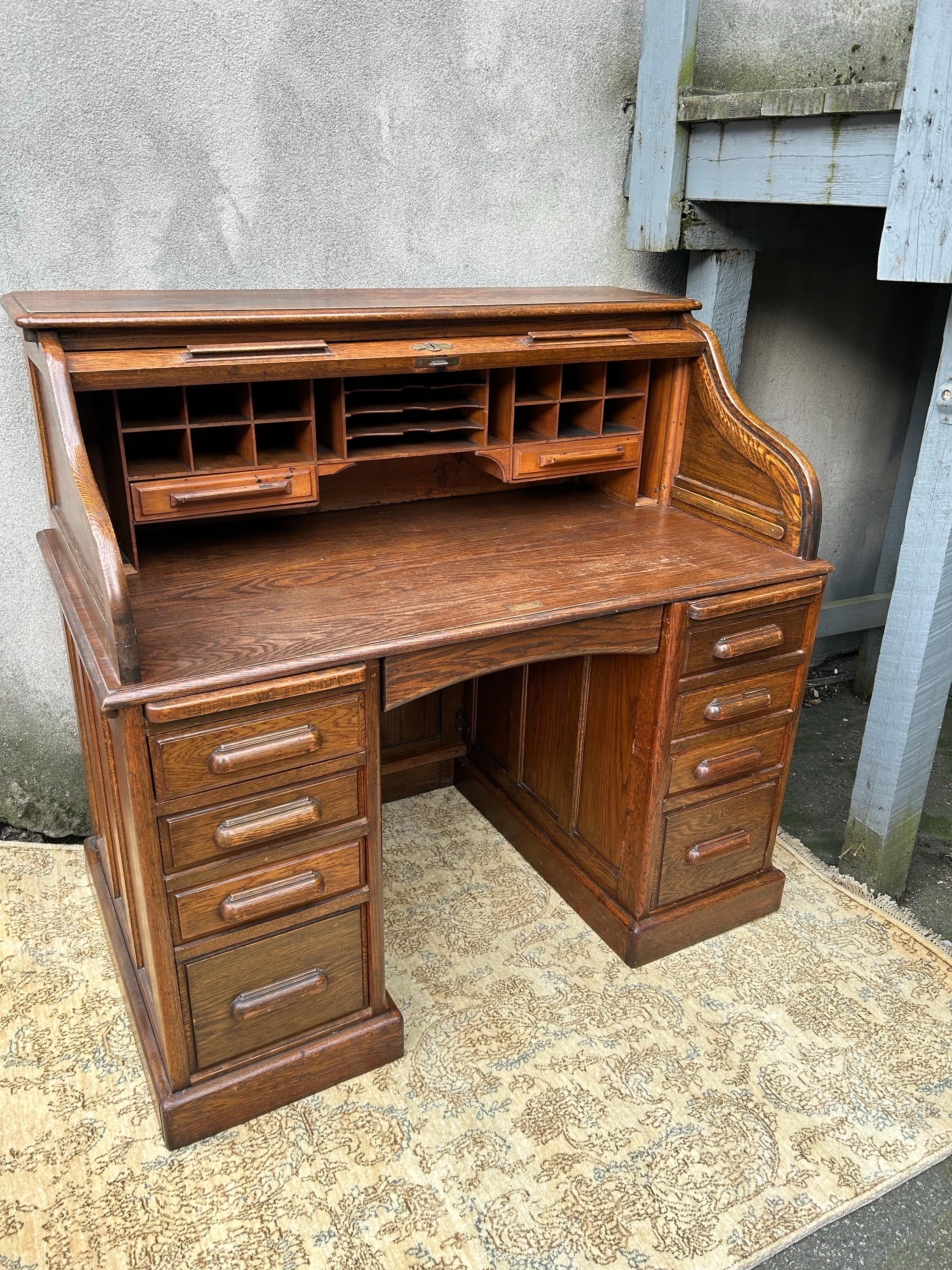 Escritorio Arts & Crafts de roble macizo con tapa rodante Artes y manualidades en venta