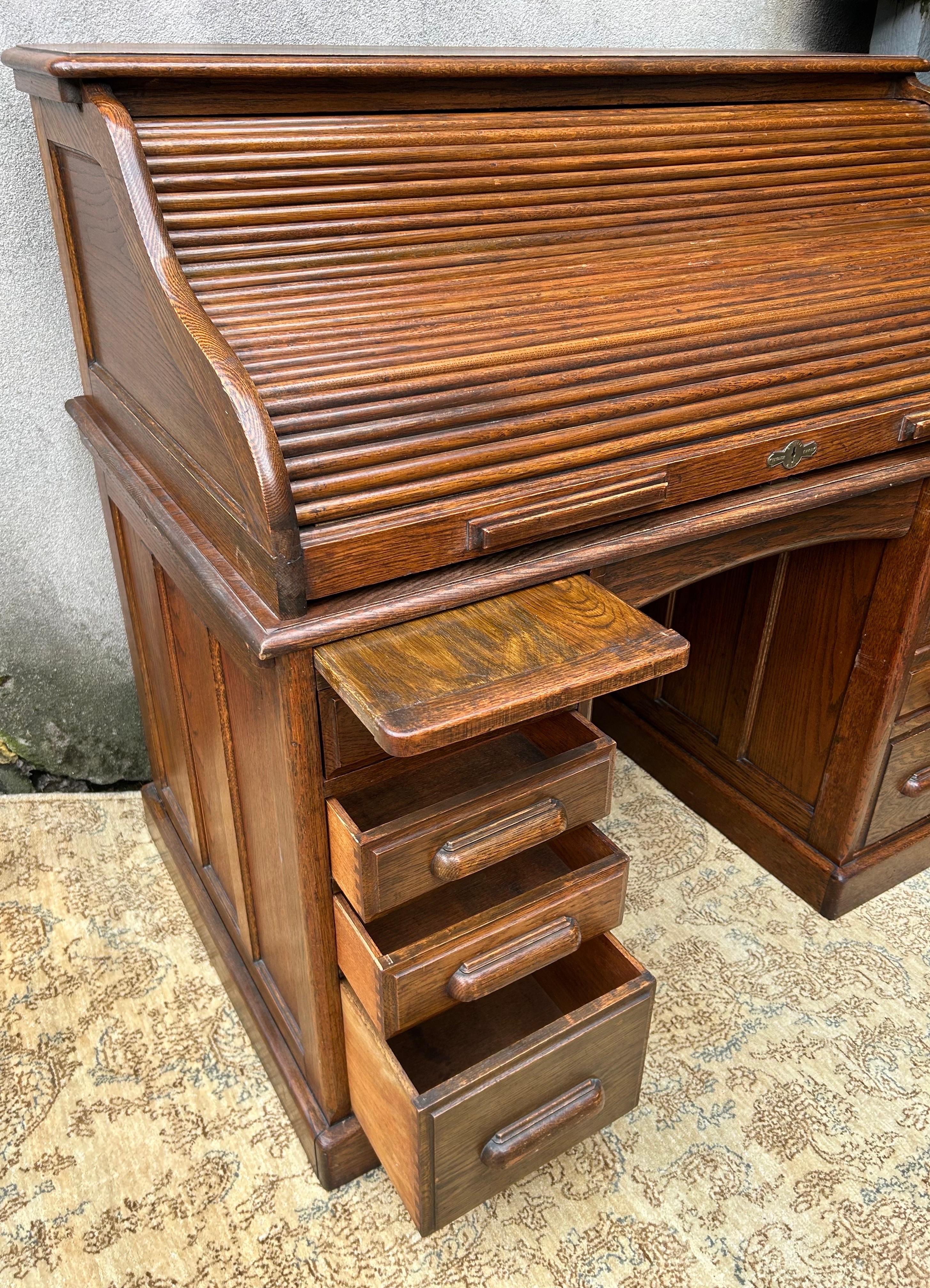 Escritorio Arts & Crafts de roble macizo con tapa rodante Inglés en venta