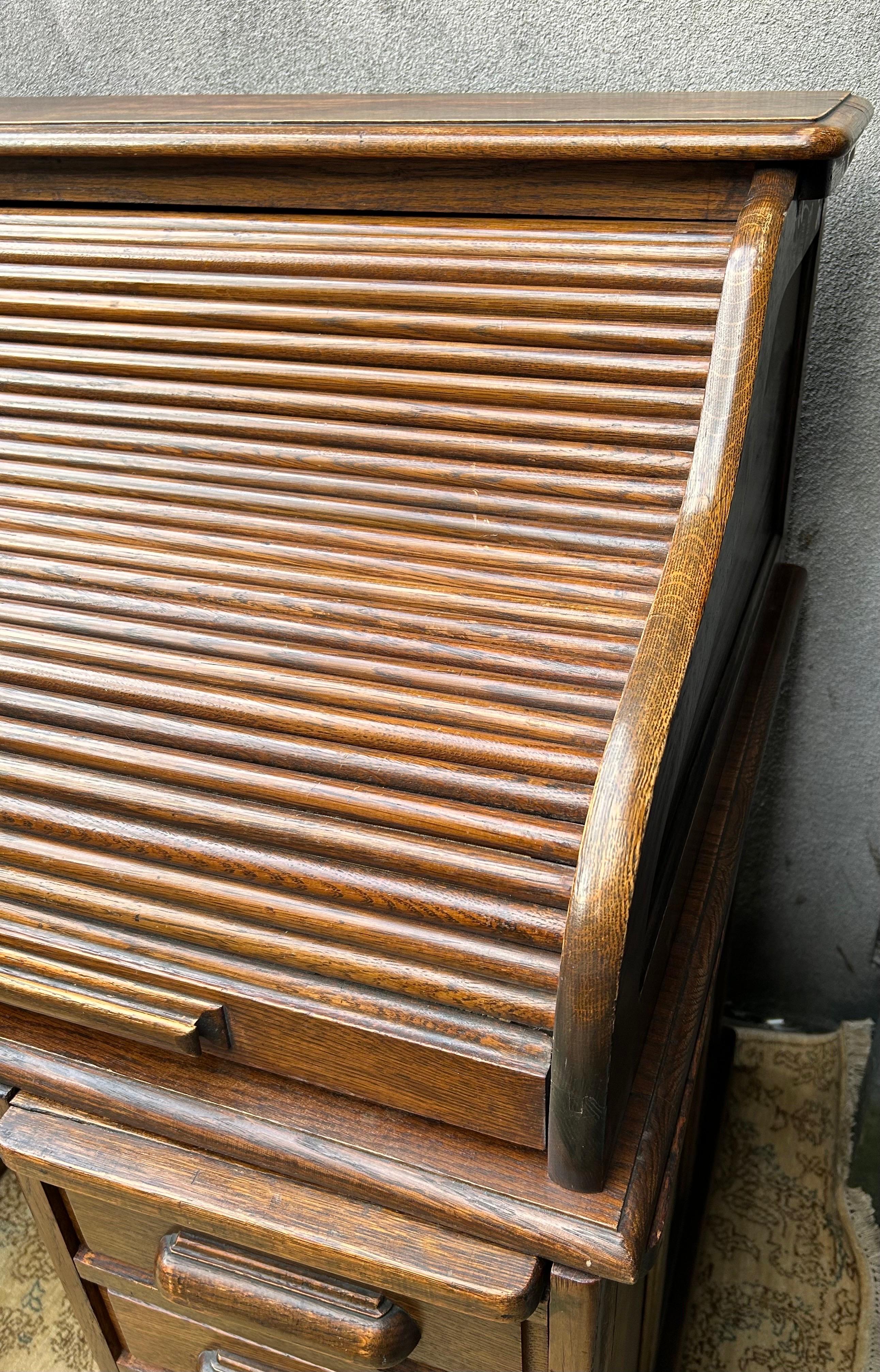 Escritorio Arts & Crafts de roble macizo con tapa rodante Fines del siglo XIX en venta