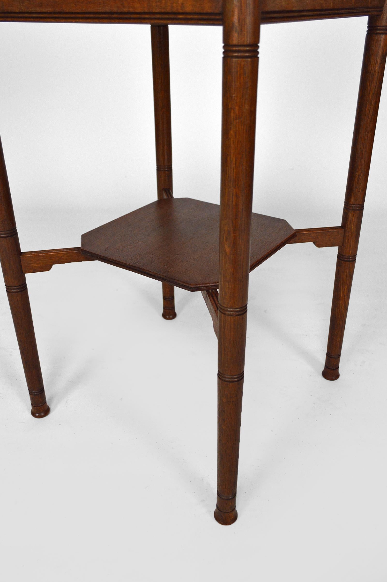 Guéridon carré Arts & Crafts en chêne et laiton, 19ème siècle en vente 4