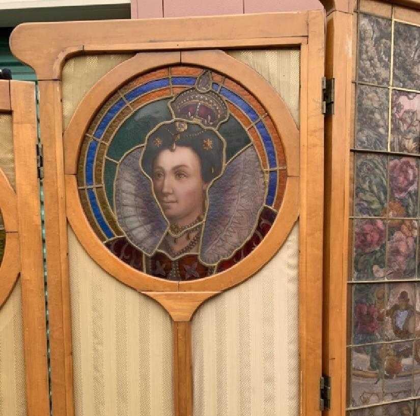 Arts & Crafts Stained Glass and Silk 5-Panel Screen in Walnut, Art Nouveau Glass In Good Condition In Brooklyn, NY