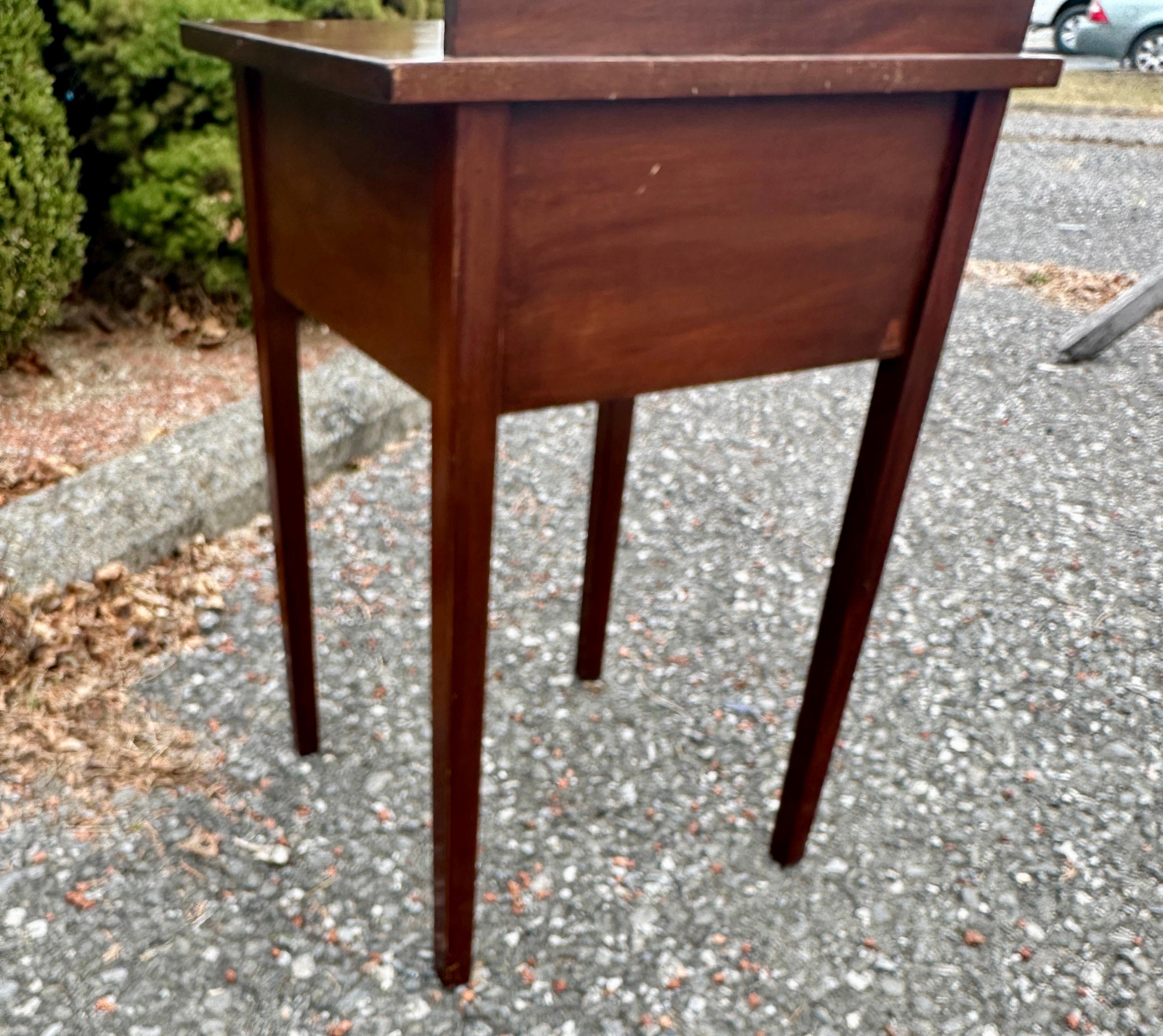 Stand Arts & Crafts con cassetto di Gustav Stickley - decalcomania rossa - W7958   VENDITA in vendita 4