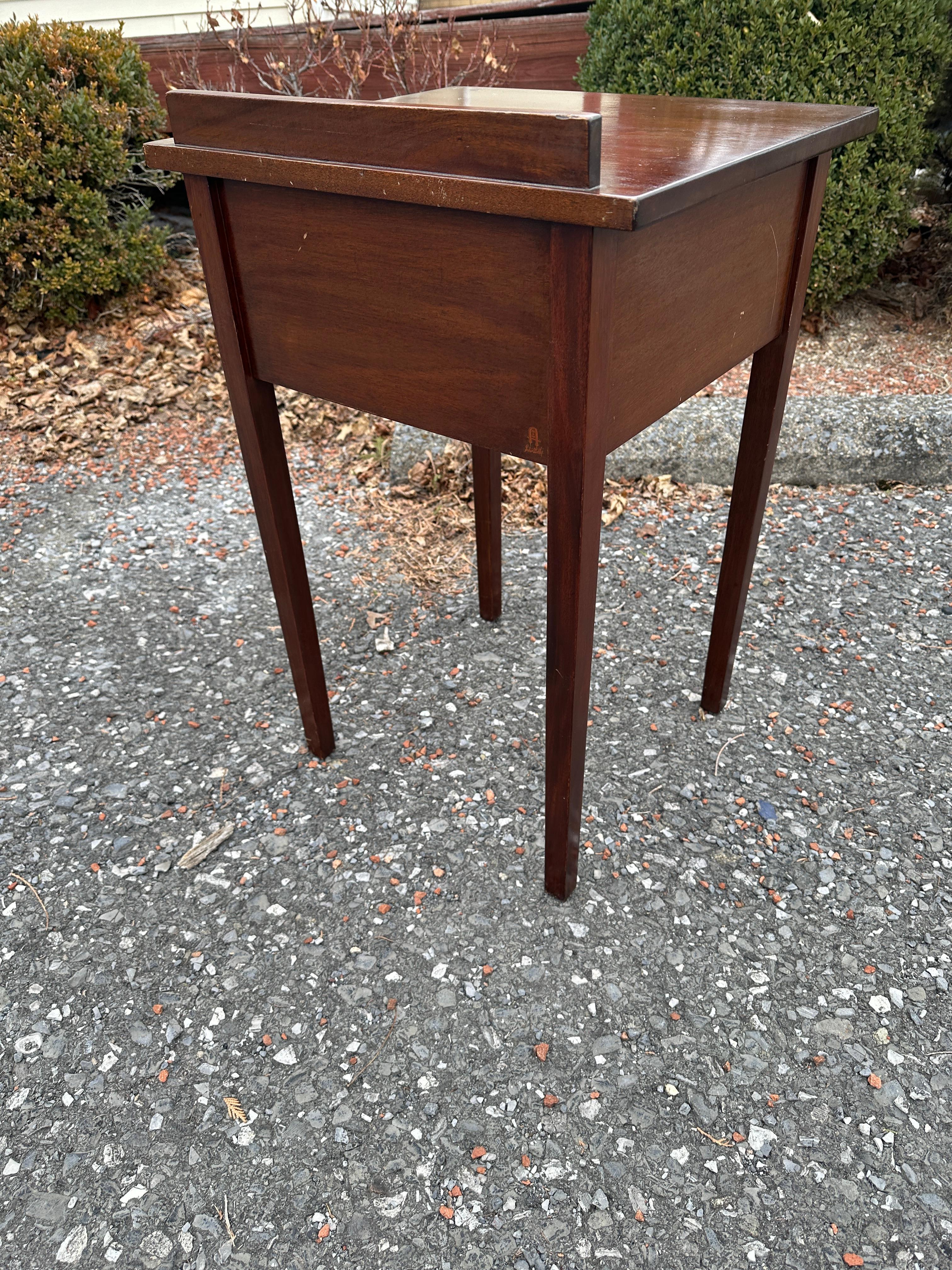 Arts and Crafts Stand Arts & Crafts con cassetto di Gustav Stickley - decalcomania rossa - W7958   VENDITA in vendita