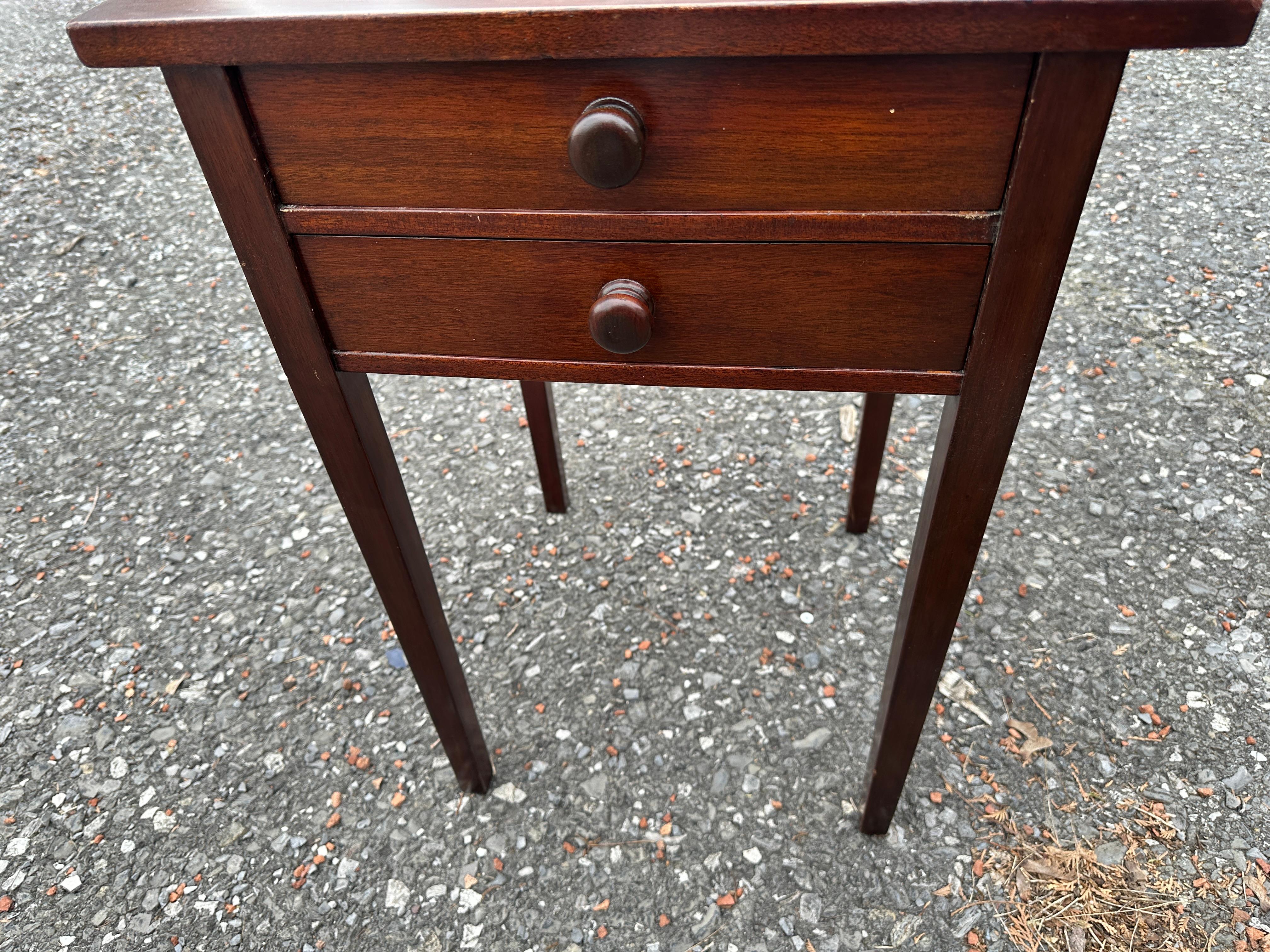 Americano Stand Arts & Crafts con cassetto di Gustav Stickley - decalcomania rossa - W7958   VENDITA in vendita