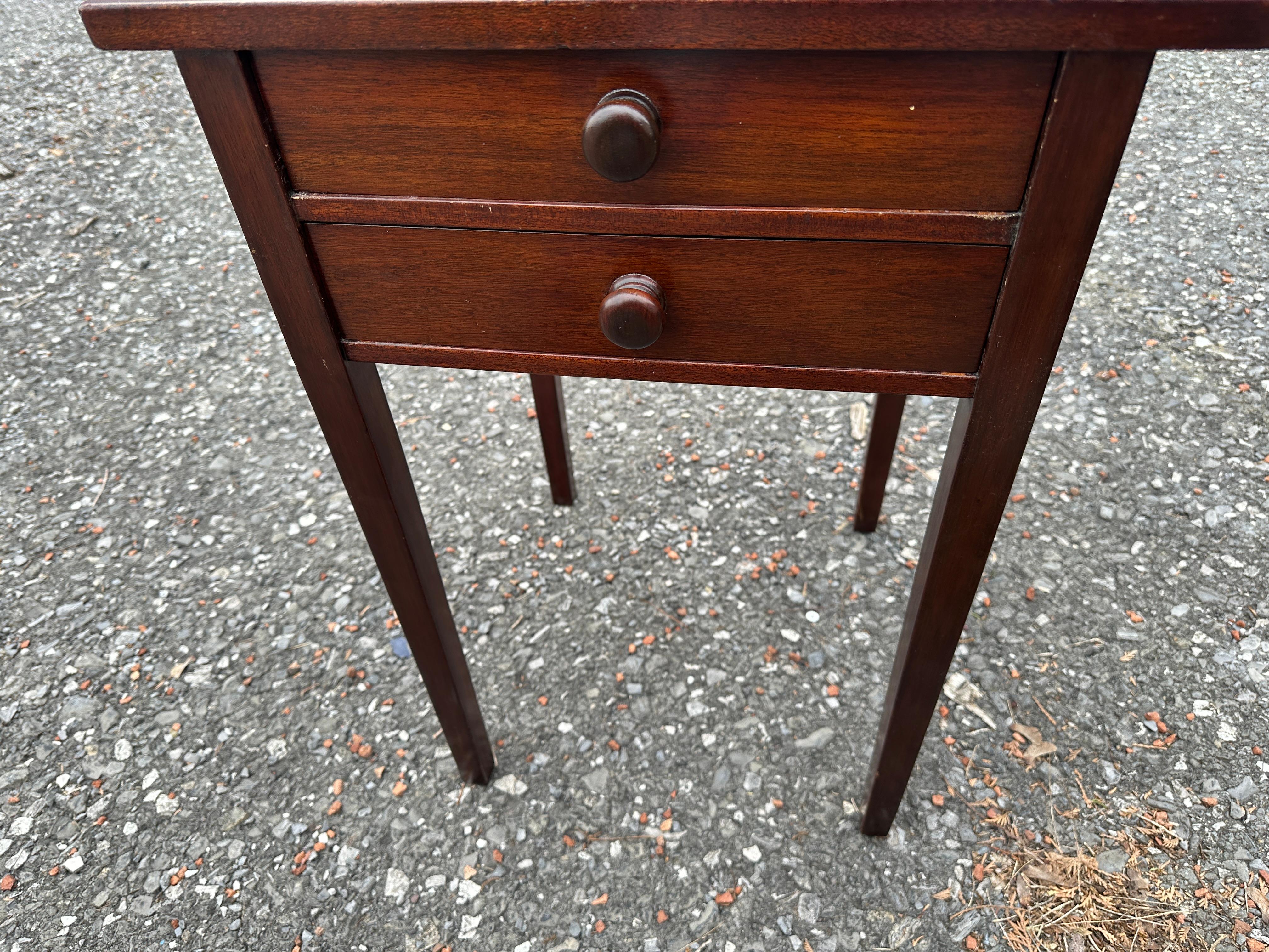 Stand Arts & Crafts con cassetto di Gustav Stickley - decalcomania rossa - W7958   VENDITA In condizioni ottime in vendita a Shamokin Dam, PA