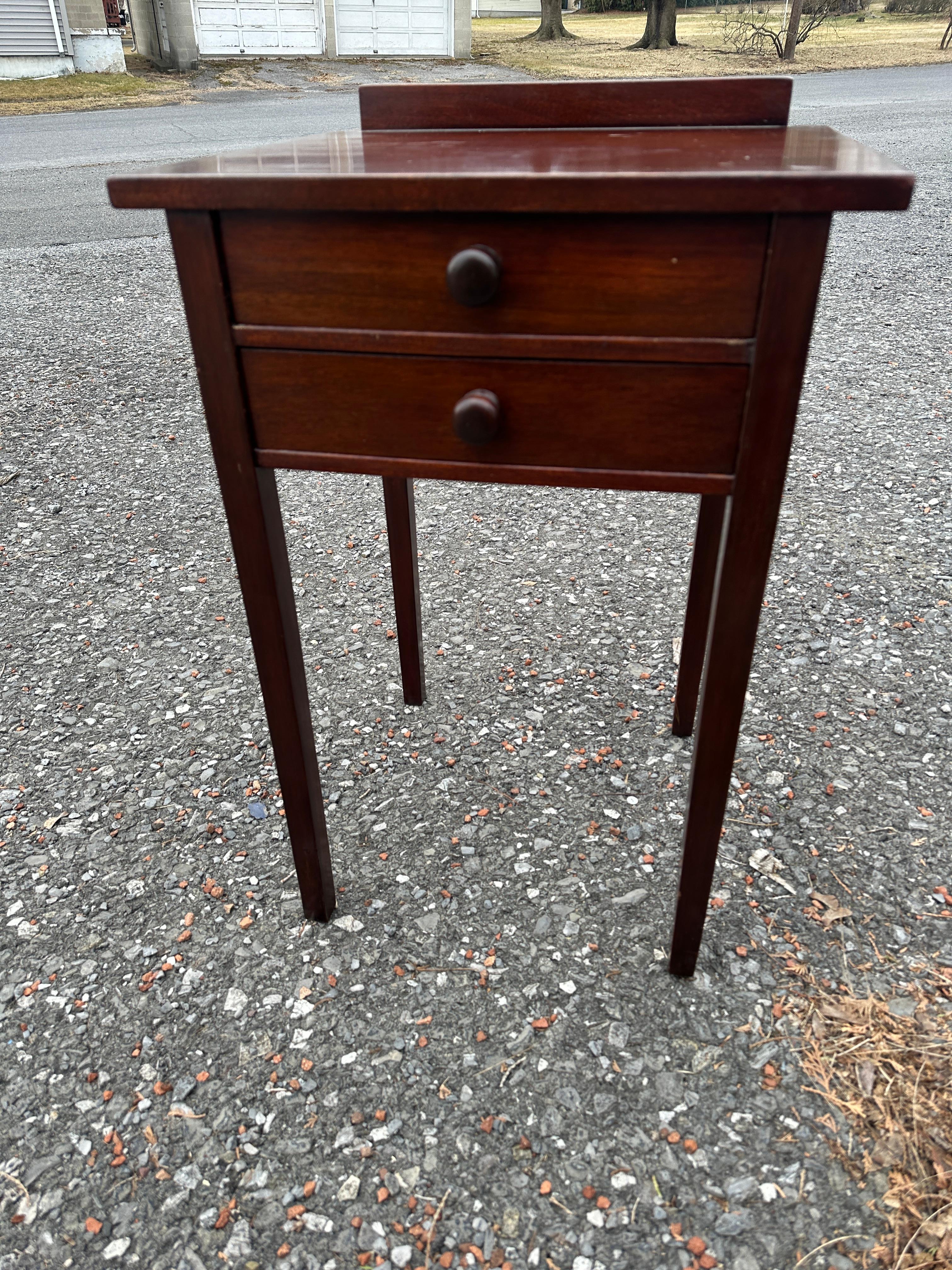 XX secolo Stand Arts & Crafts con cassetto di Gustav Stickley - decalcomania rossa - W7958   VENDITA in vendita