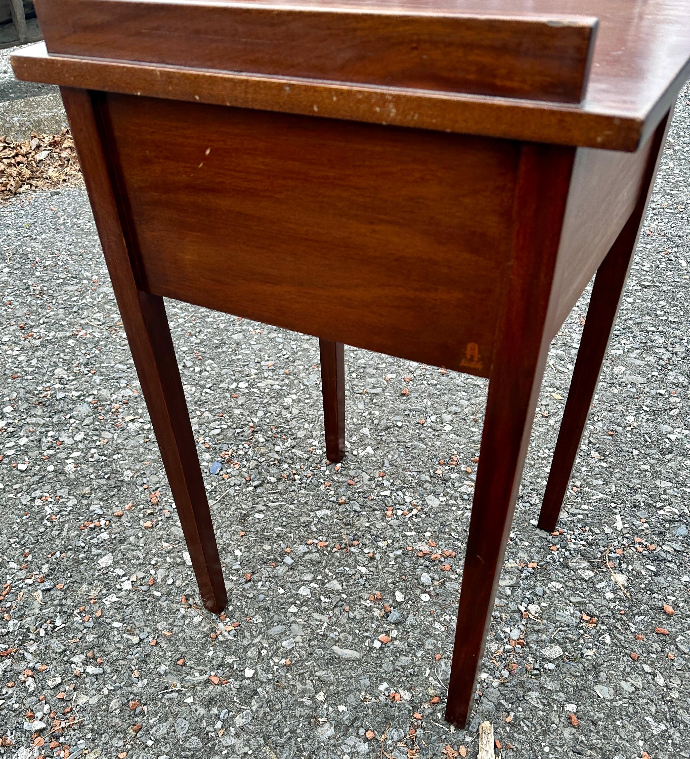 Mogano Stand Arts & Crafts con cassetto di Gustav Stickley - decalcomania rossa - W7958   VENDITA in vendita