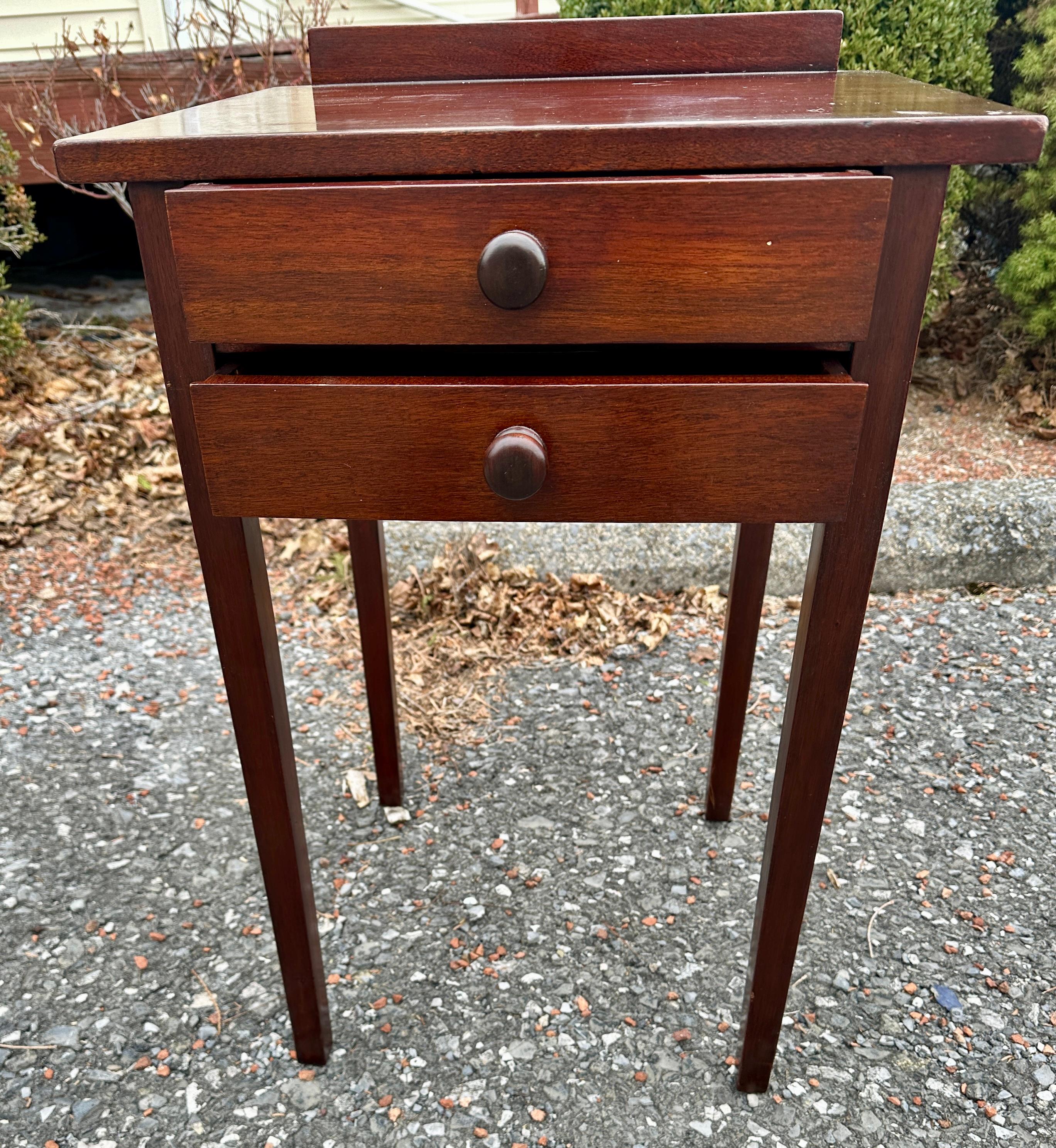 Stand Arts & Crafts con cassetto di Gustav Stickley - decalcomania rossa - W7958   VENDITA in vendita 1