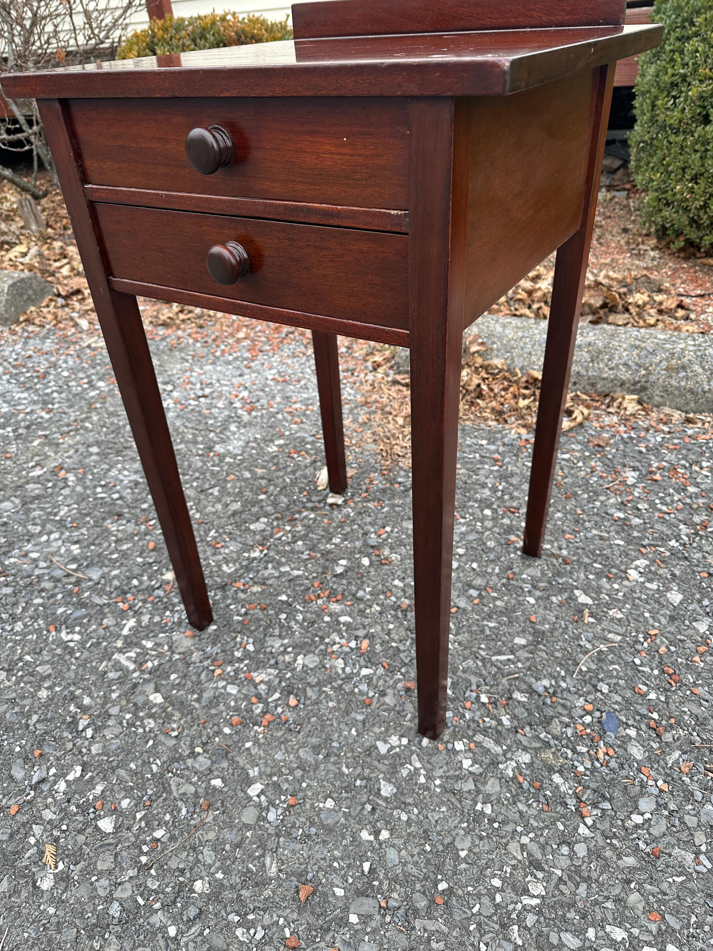 Stand Arts & Crafts con cassetto di Gustav Stickley - decalcomania rossa - W7958   VENDITA in vendita 2
