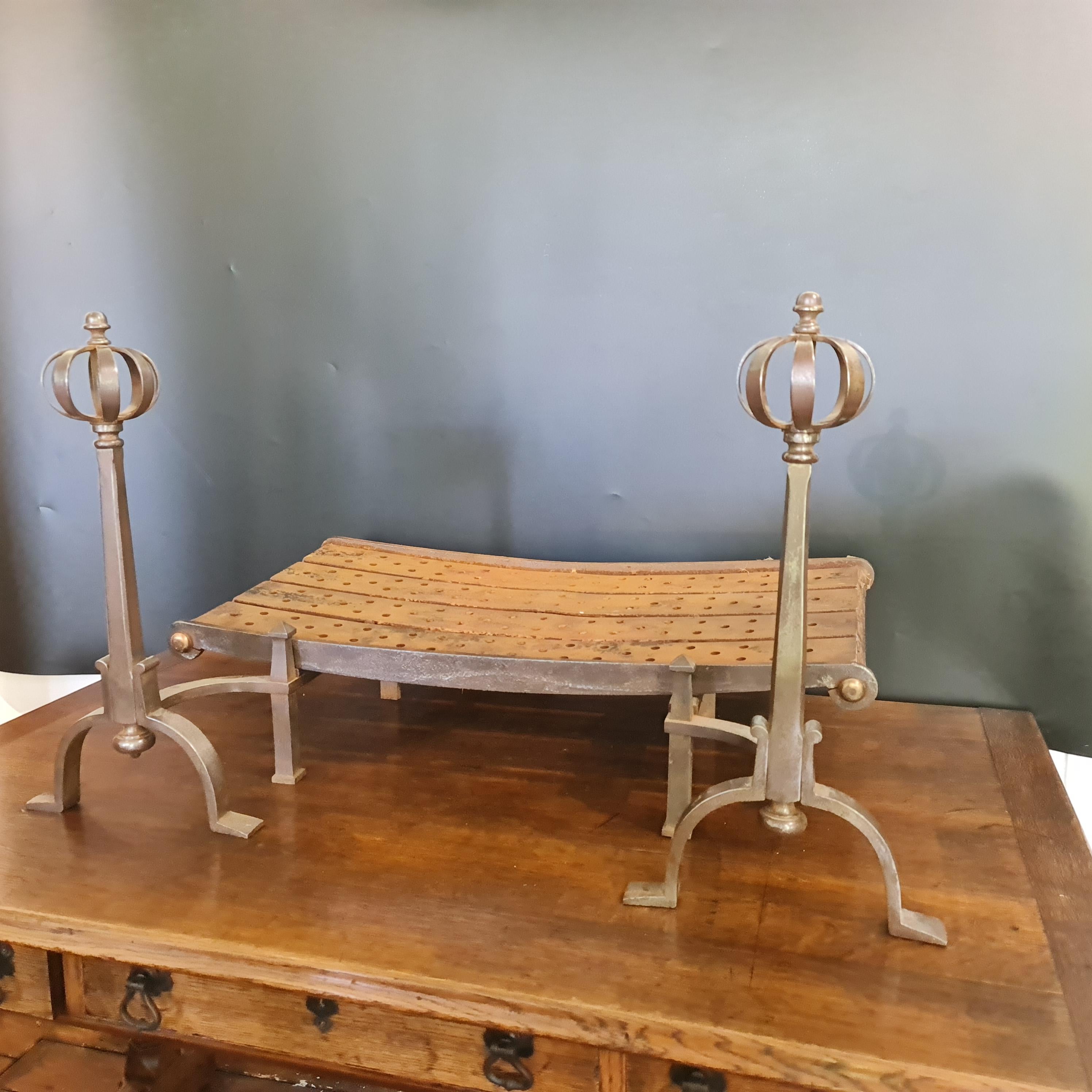 20ième siècle Grille de foyer en acier Craft  ou des chiens de feu avec panier. en vente