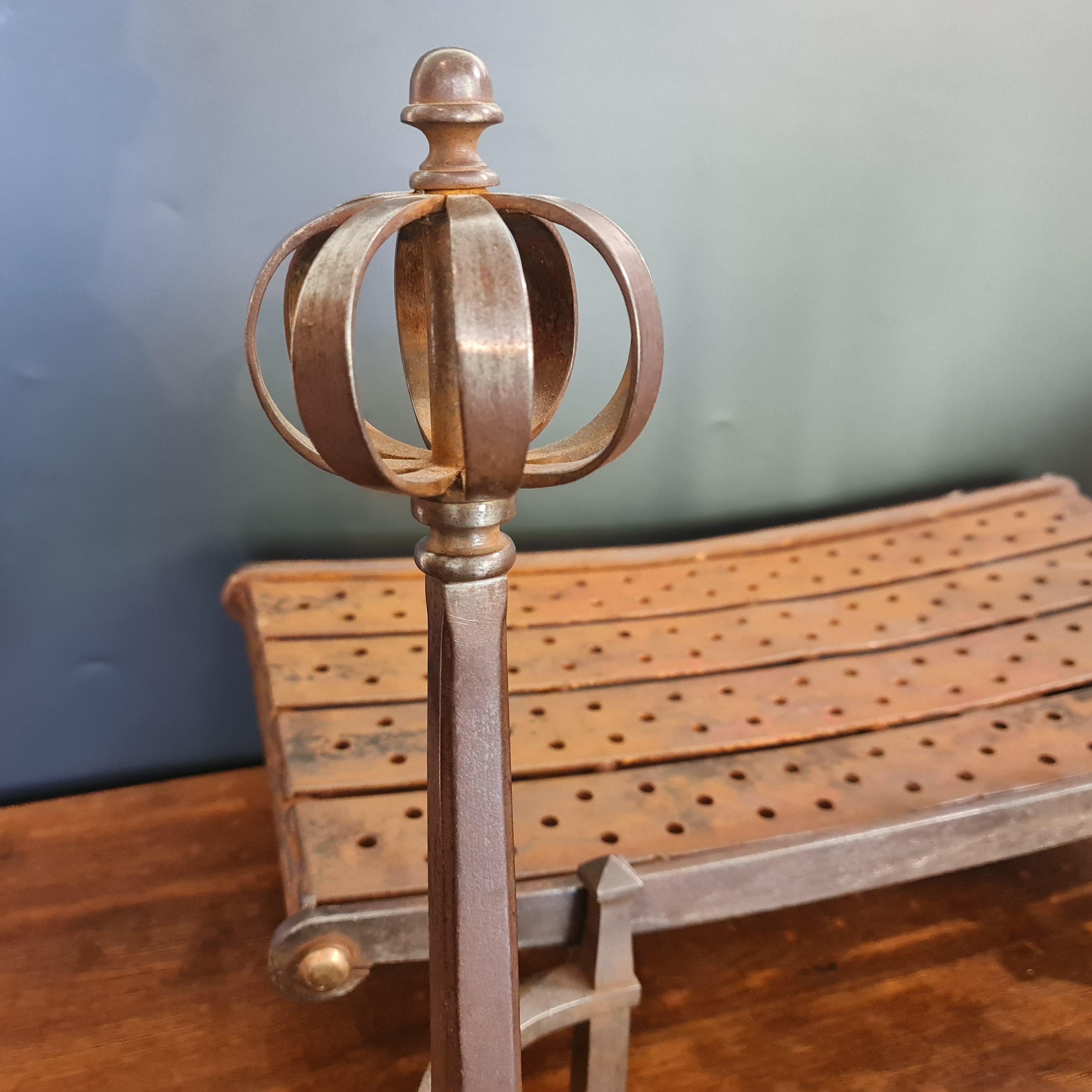 Grille de foyer en acier Craft  ou des chiens de feu avec panier. en vente 1