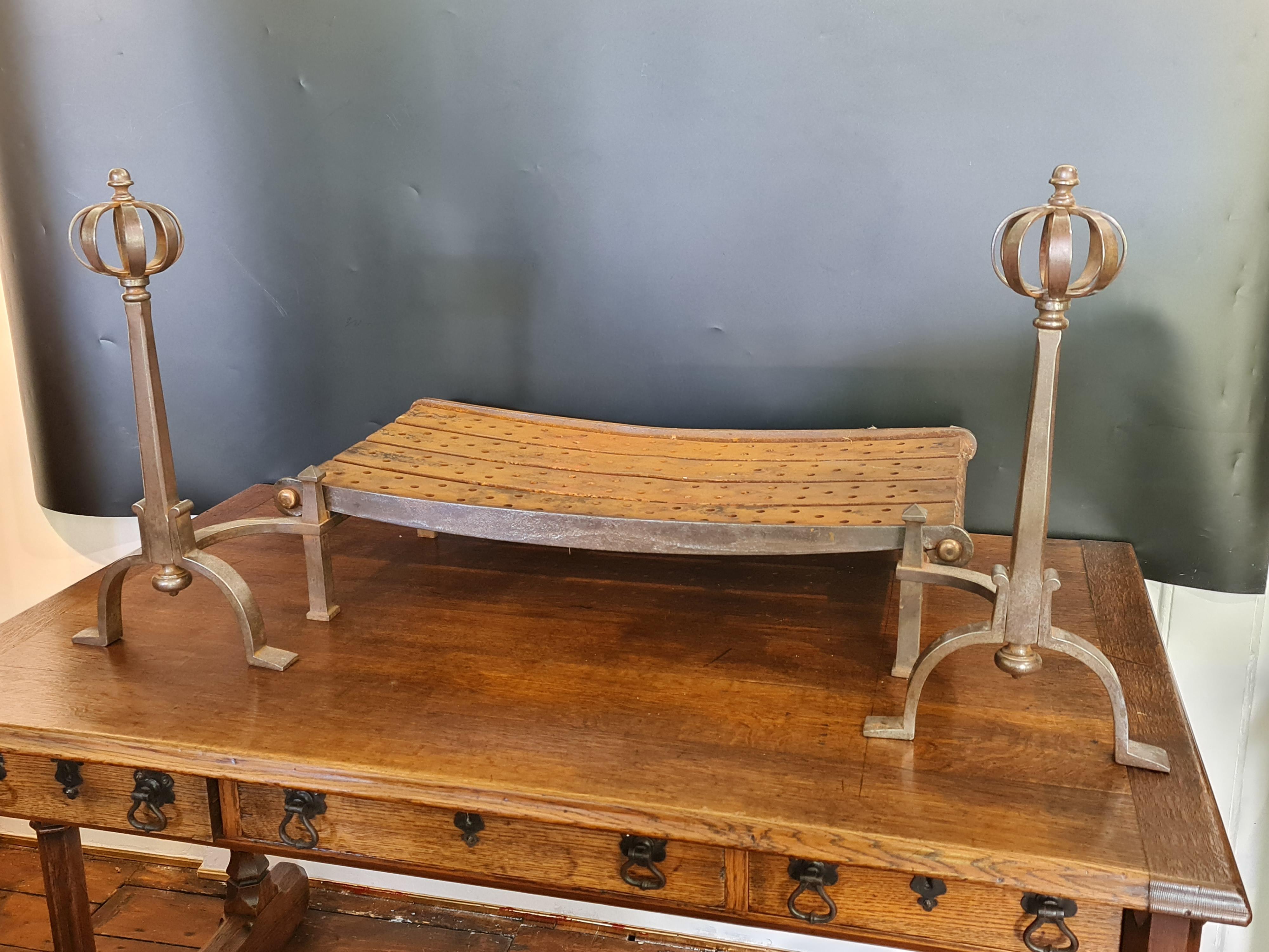 Grille de foyer en acier Craft  ou des chiens de feu avec panier. en vente 2