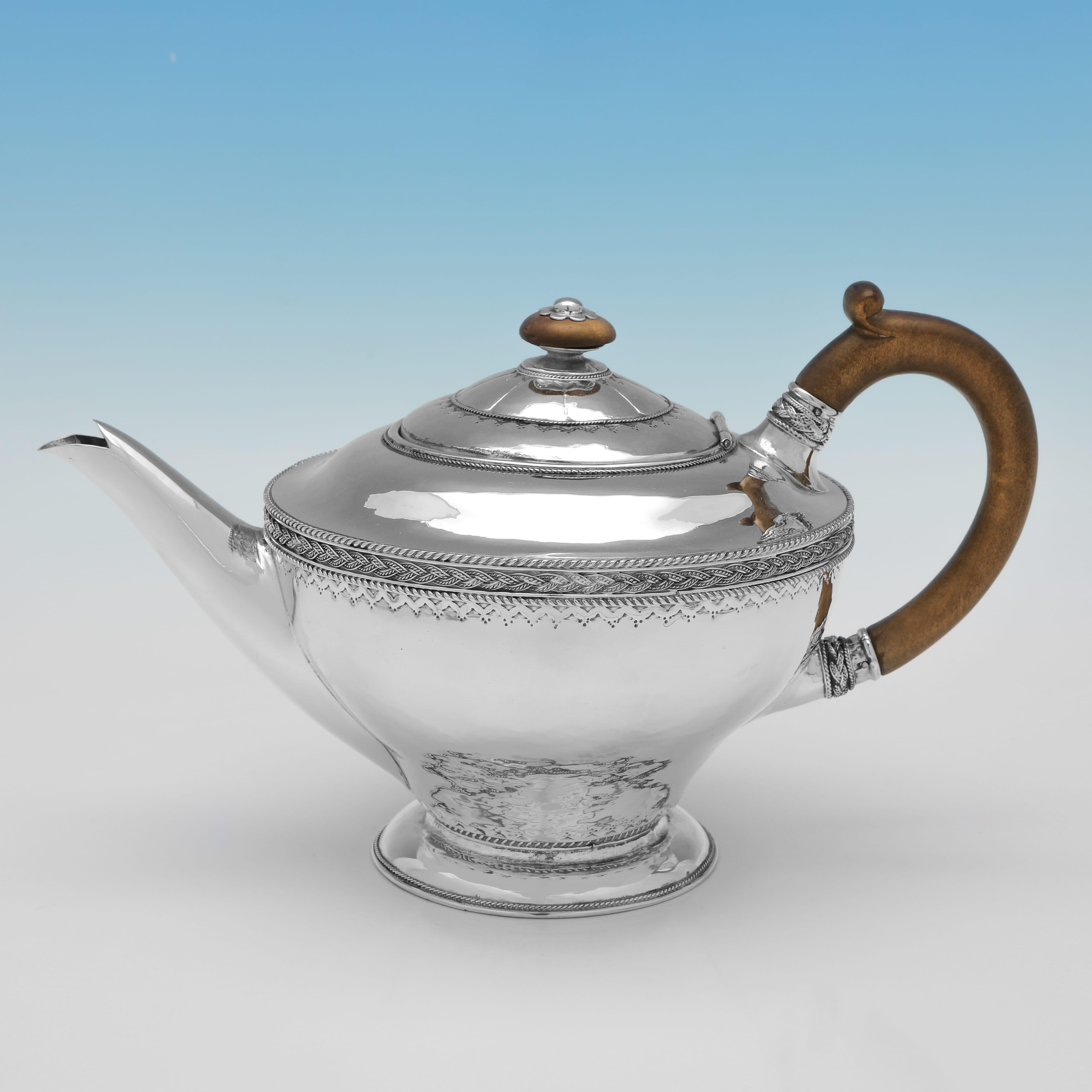 Dieses stilvolle Teeservice aus Sterlingsilber, das 1932 von Harold Edwin Landon in Chester gepunzt wurde, besteht aus 3 Teilen und ist im Stil des Kunsthandwerks gehalten. 

Die Teekanne ist 14,5 cm (5.75
