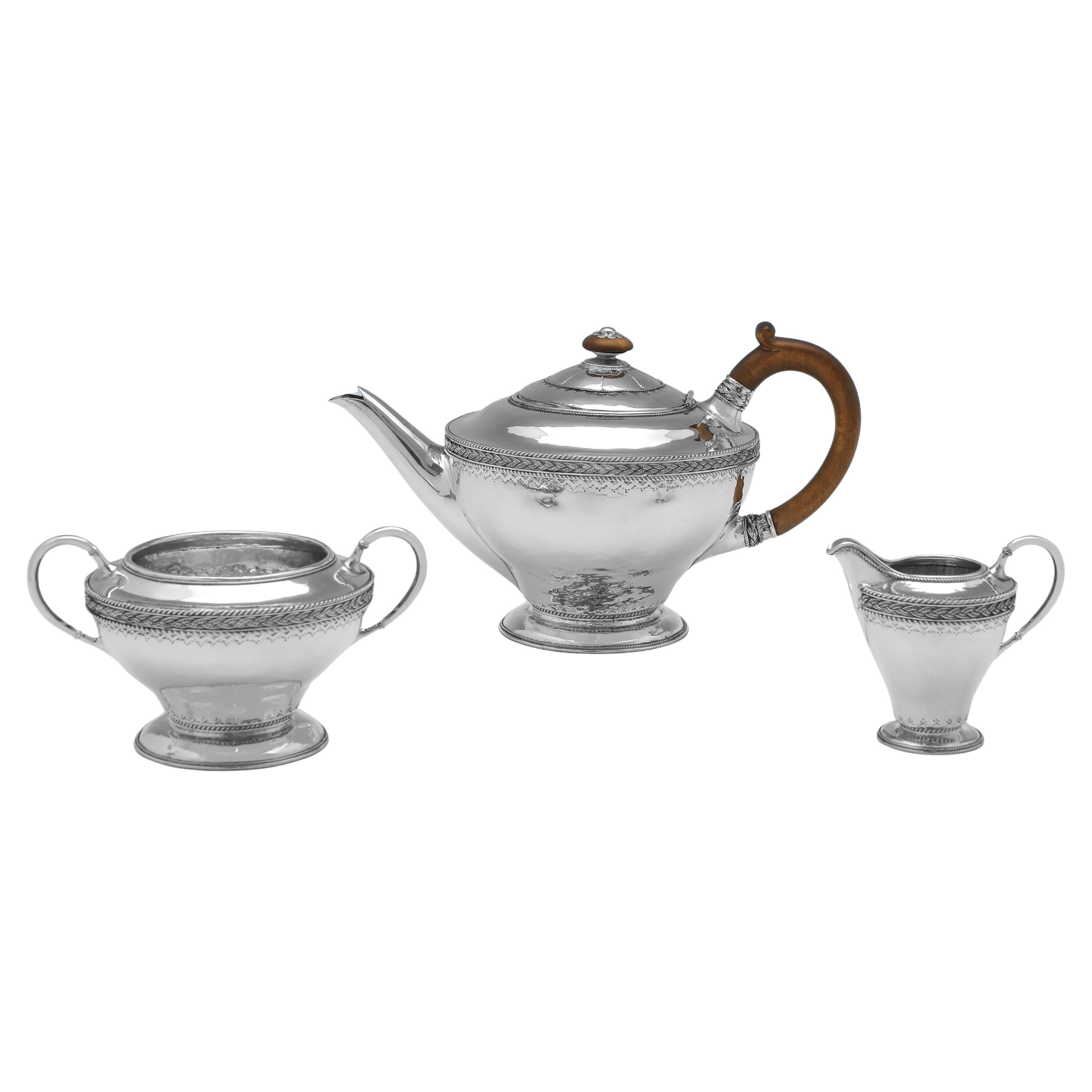 Arts and Crafts 3-teiliges Teeservice aus Sterlingsilber von Harold Edwin Landon aus Sterlingsilber, hergestellt 1932 im Angebot