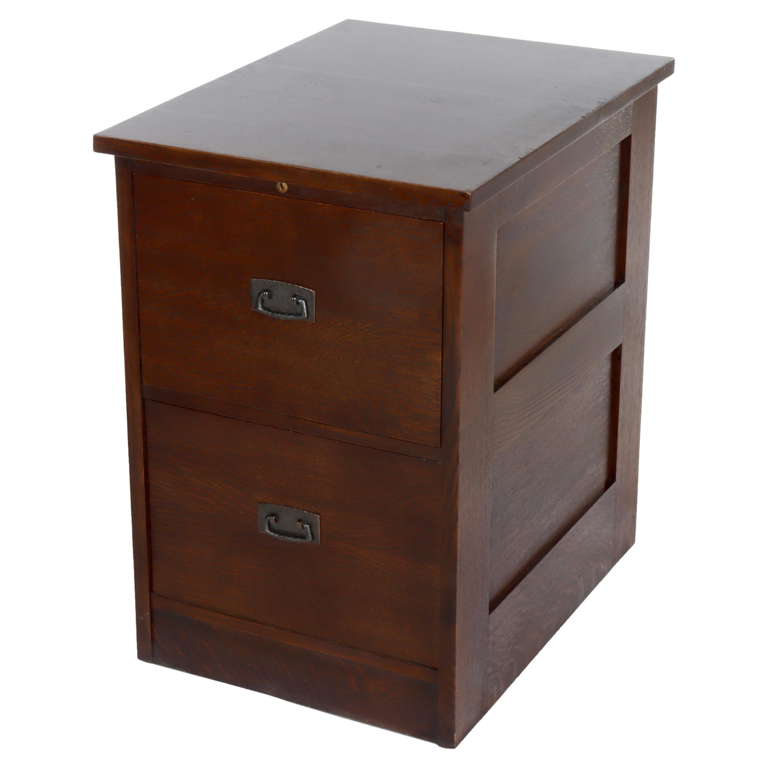 Archivio in quercia Mission Arts
Crafts Stickley con ferramenta in rame martellato