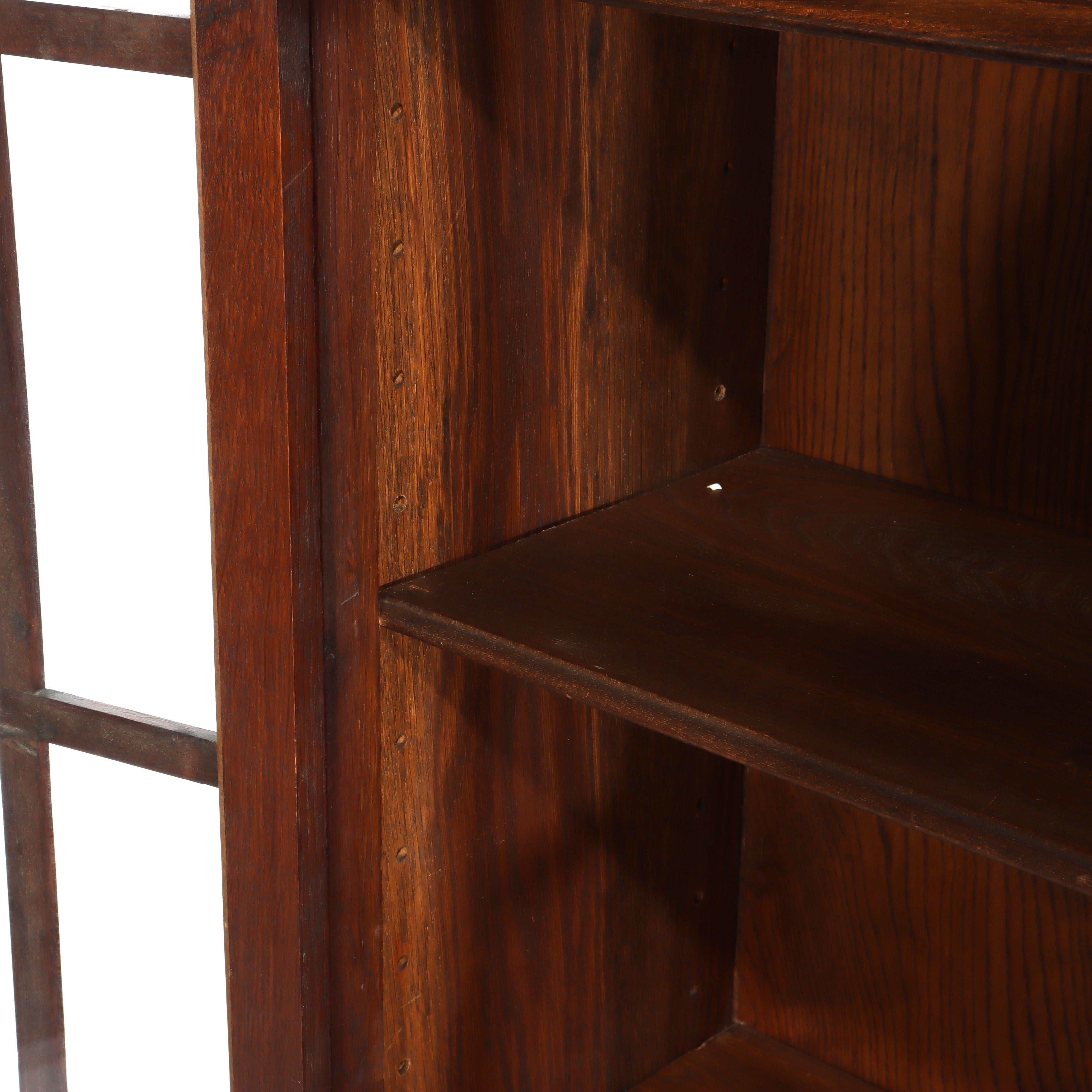 20ième siècle Arts & Crafts Stickley School Double Door Oak Bookcase C1920 en vente