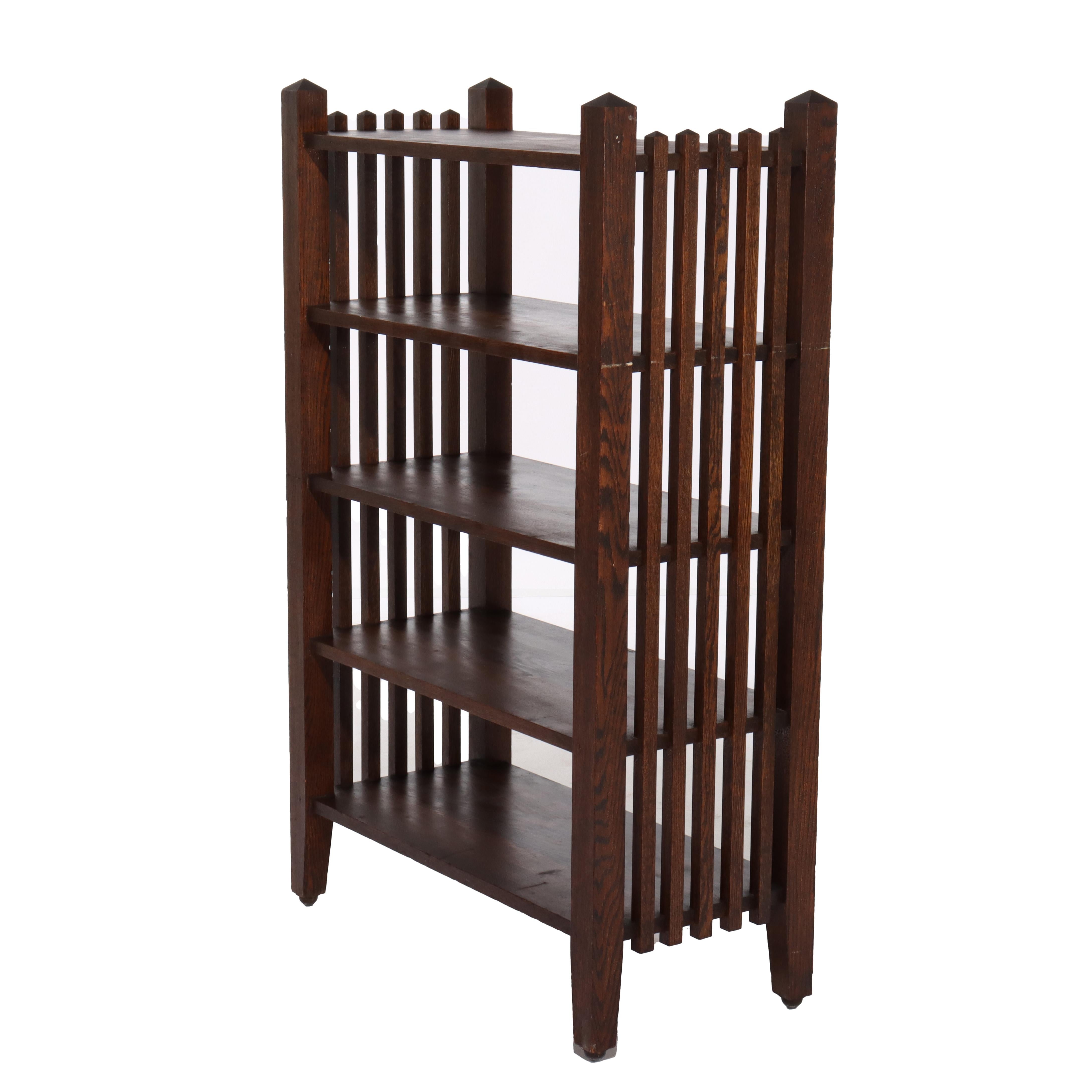 XX secolo Scaffale per riviste a cinque ripiani con struttura a traliccio della scuola Stickley di Arti e Mestieri del 1910 circa in vendita
