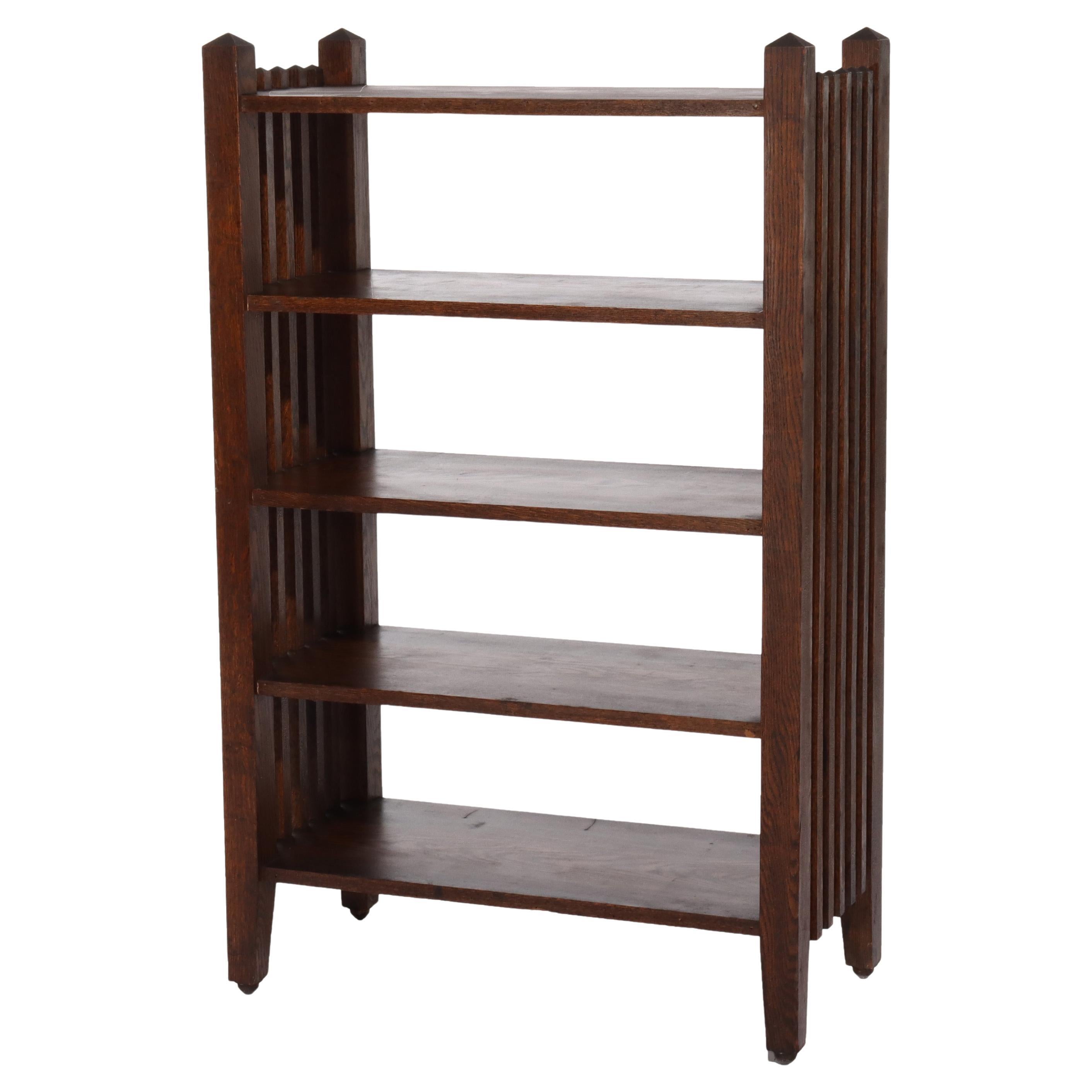 Scaffale per riviste a cinque ripiani con struttura a traliccio della scuola Stickley di Arti e Mestieri del 1910 circa