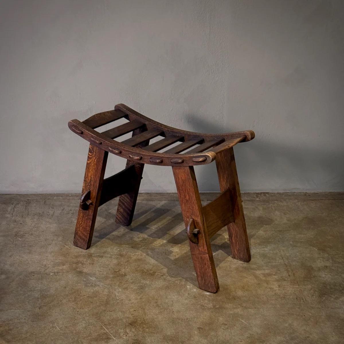 Kunsthandwerklicher Hocker (Niederländisch) im Angebot