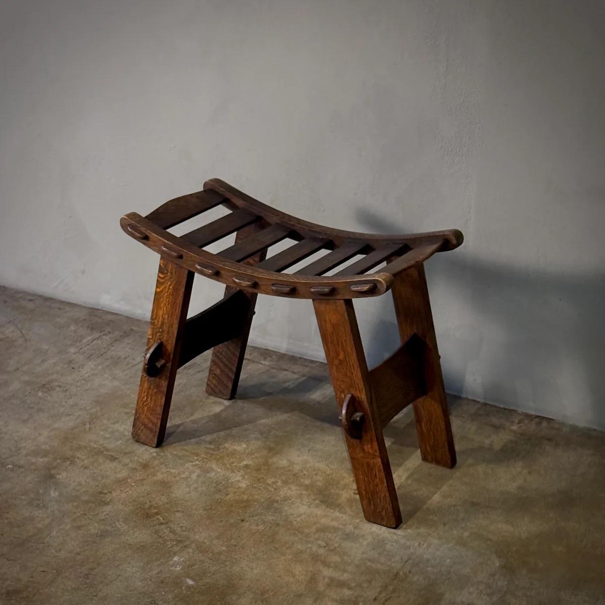Kunsthandwerklicher Hocker (Mitte des 20. Jahrhunderts) im Angebot