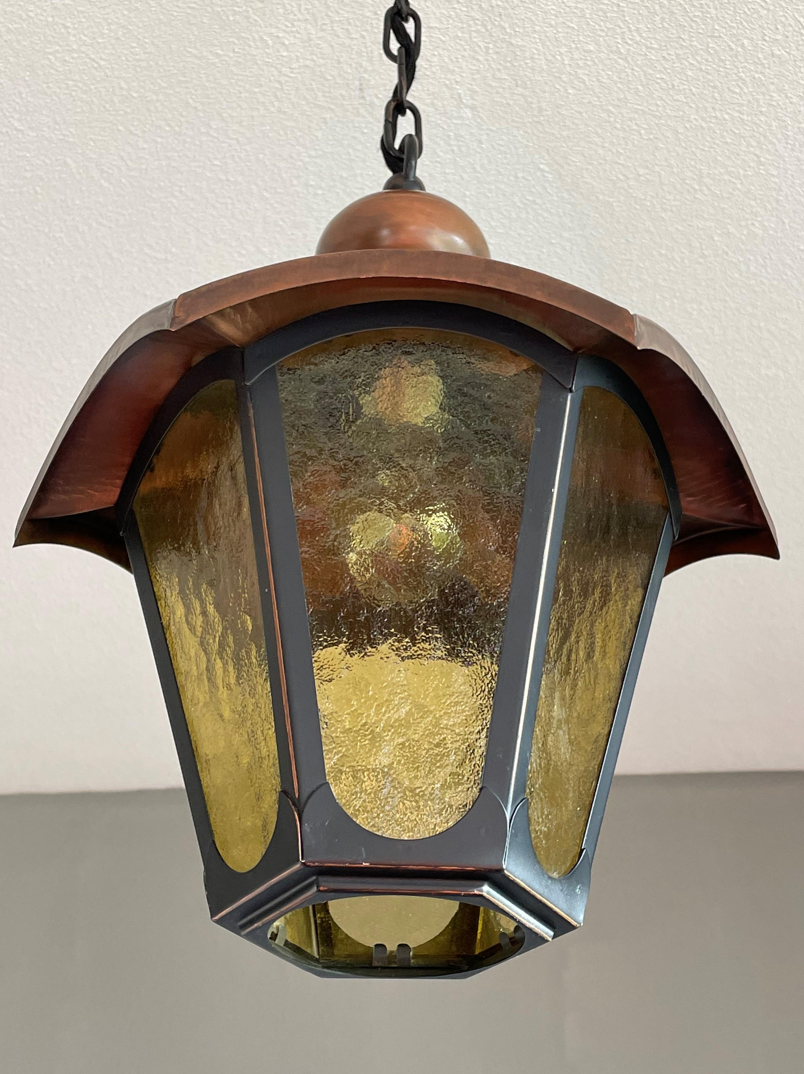 Arts & Crafts Style Brass and Cathedral Glass Entry Hall Pendant / Light Fixture In Excellent Condition For Sale In Lisse, NL